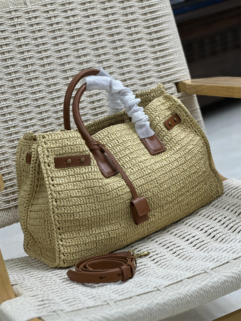 YSL SAC DE JOUR MEDIUM SUPPLE IN RAFFIA AND VEGETABLE-TANNED LEATHER NATUREL AND BRICK