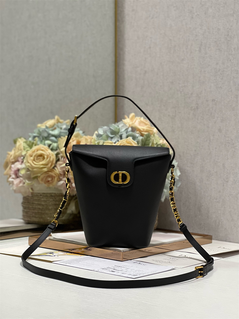Dior 30 Montaigne Large Chain Bucket Bag Black 17x7x18cm