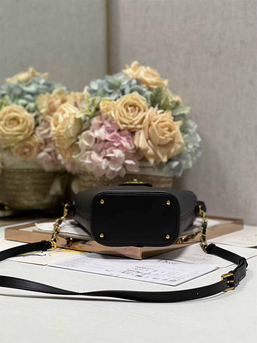 Dior 30 Montaigne Large Chain Bucket Bag Black 17x7x18cm