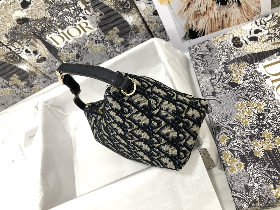 Medium Dior travel Nomad Pouch