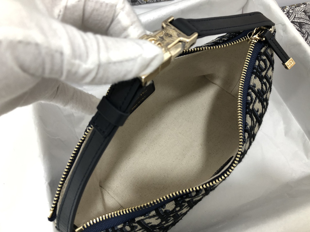 Medium Dior travel Nomad Pouch