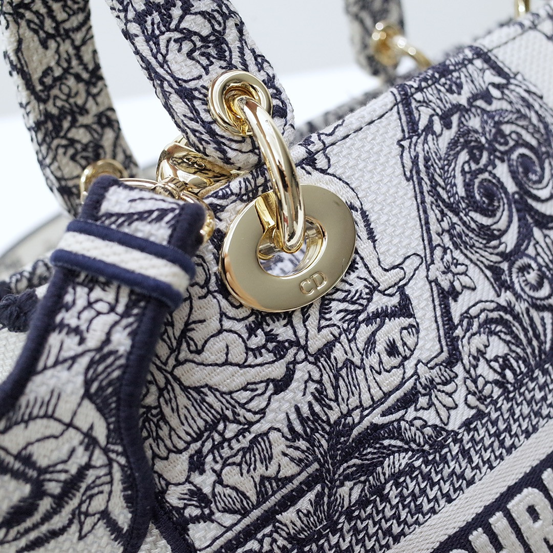 MEDIUM DIOR LADY D-LITE BAG  24 x 20 x 11 cm