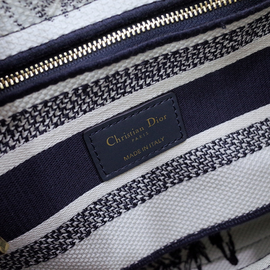 MEDIUM DIOR LADY D-LITE BAG  24 x 20 x 11 cm