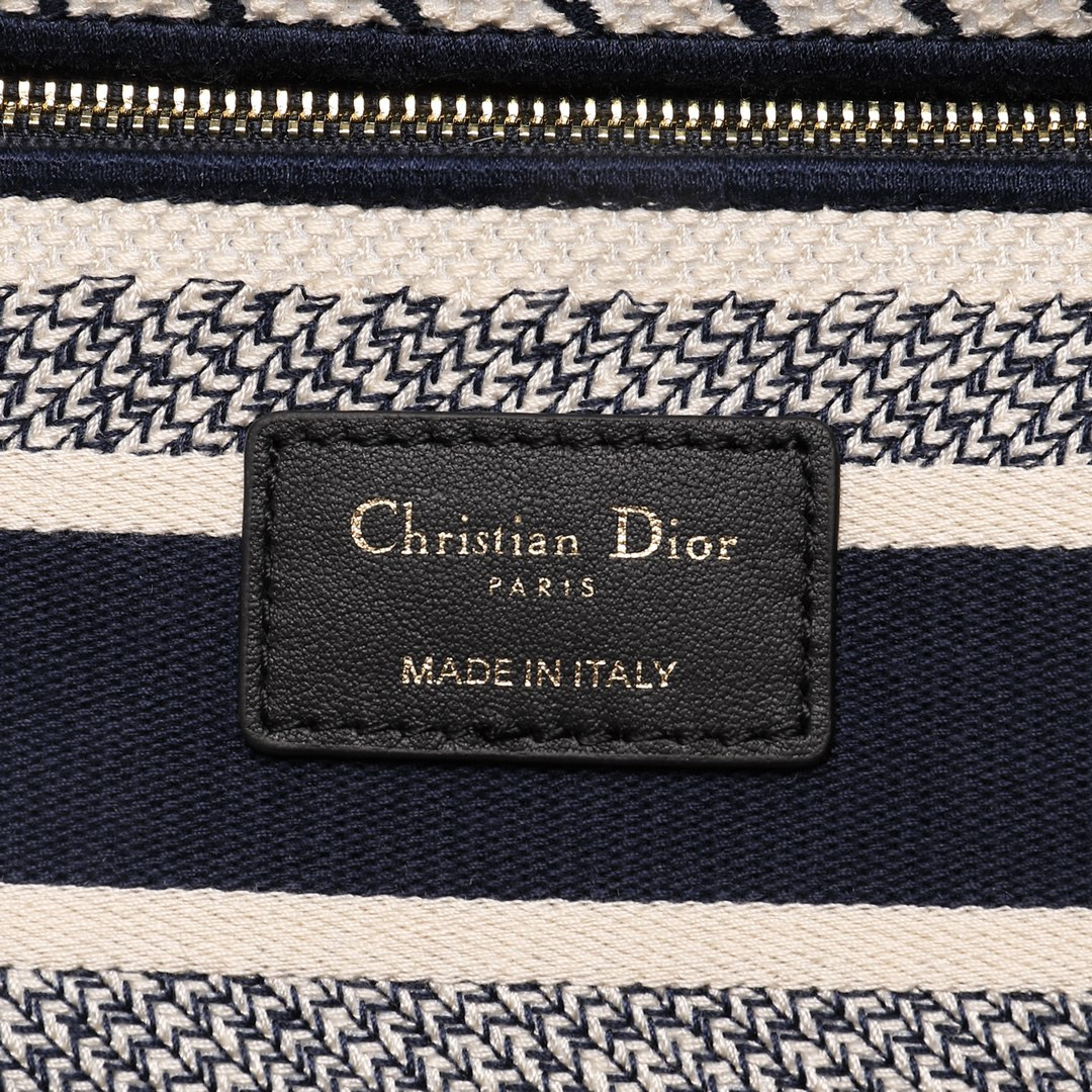 MEDIUM DIOR LADY D-LITE BAG  24 x 20 x 11 cm