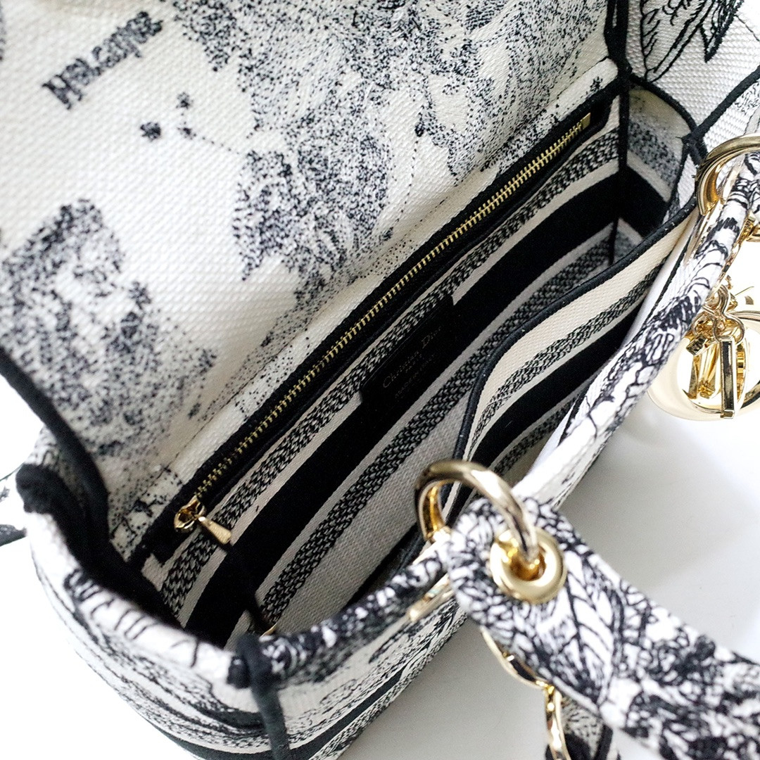 MEDIUM DIOR LADY D-LITE BAG  24 x 20 x 11 cm