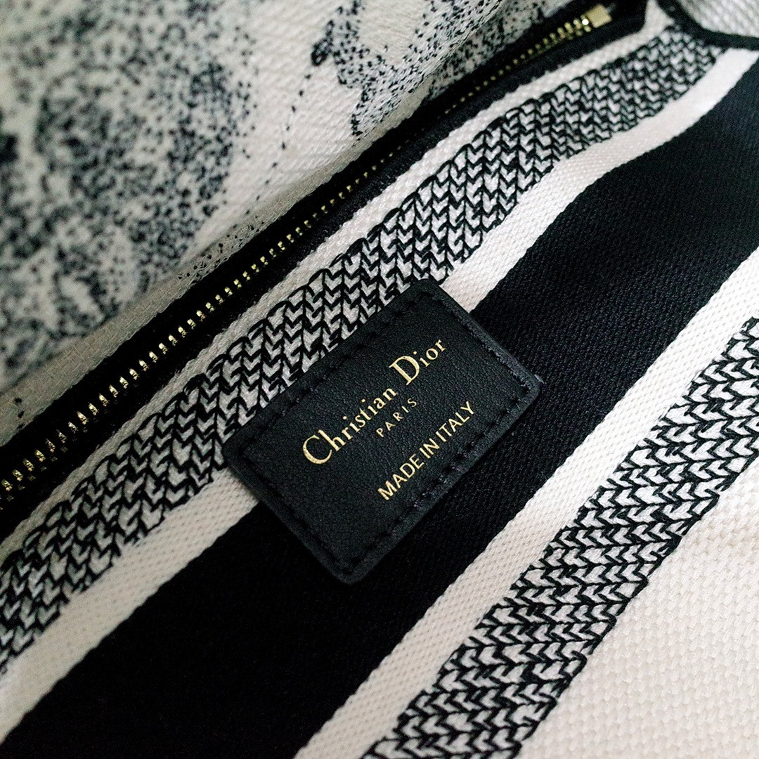 MEDIUM DIOR LADY D-LITE BAG  24 x 20 x 11 cm