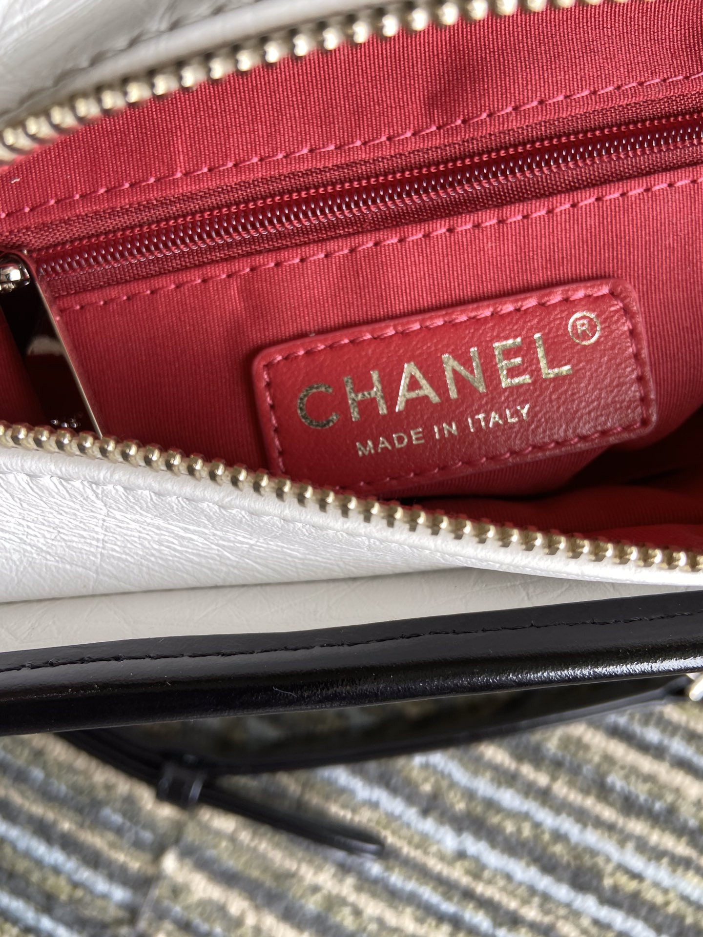 Chanel Gabrielle SMALL WHITE BLACK with shoulder strap letters 20 x 15 x 8cm