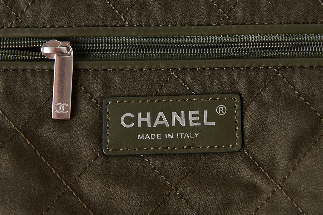 CHANEL 22 HANDBAG Shiny Calfskin IN SILVER Metal 15.2×16.4×3.1 in