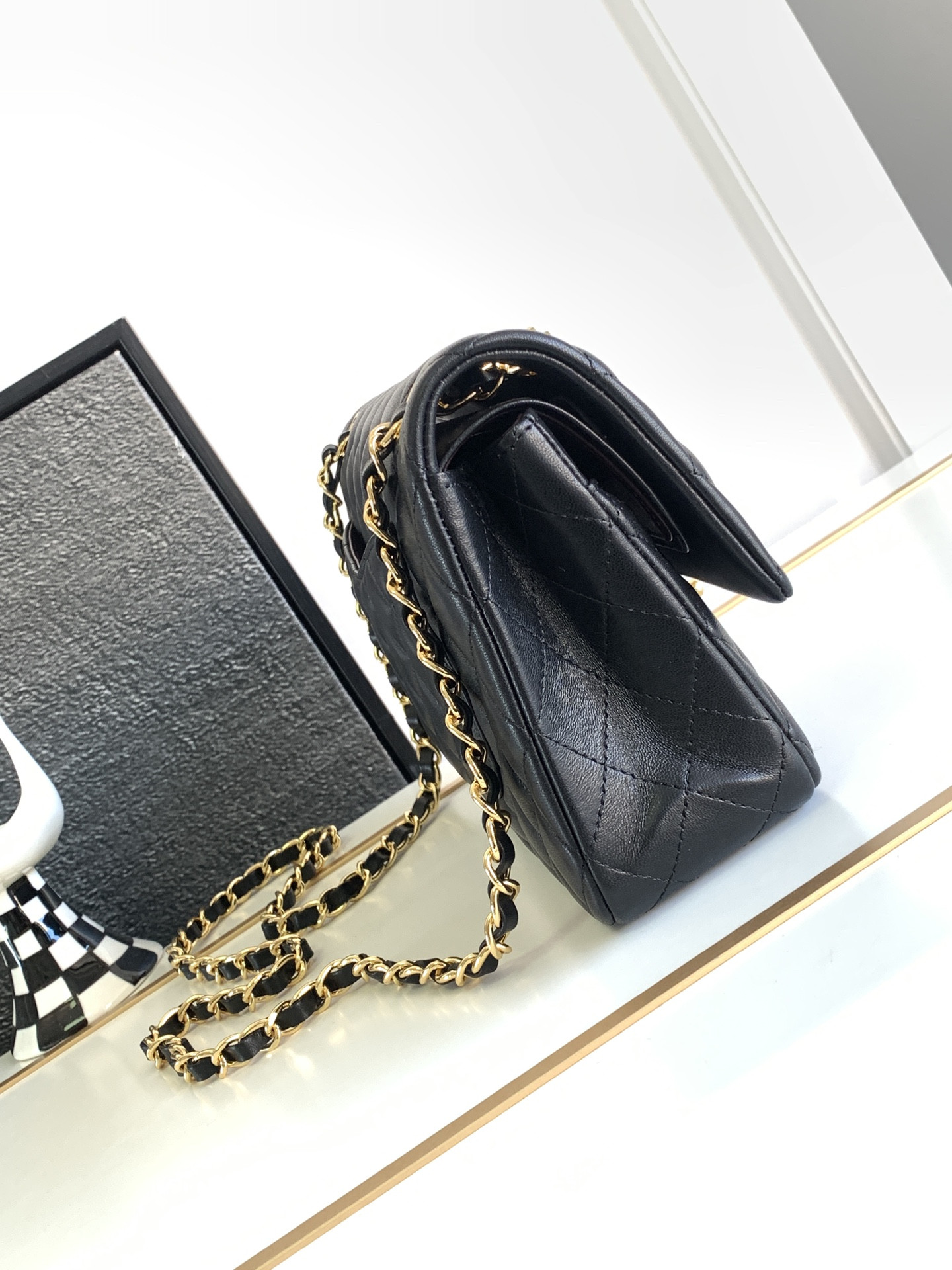 CHANEL CLASSIC HANDBAG LAMBSKIN & GOLD-TONE METAL BLACK 15.5 x 25.5x6.5cm