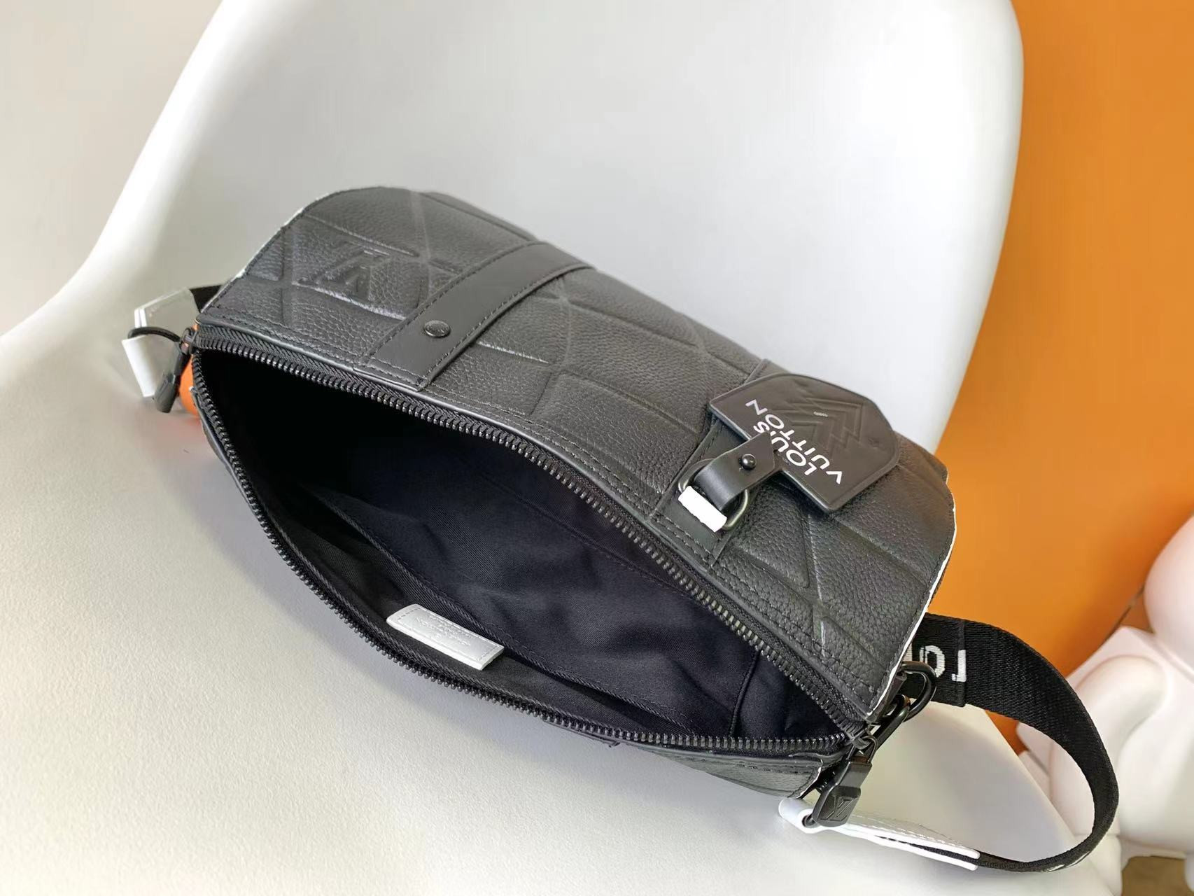 Louis Vuitton Keepall Bandoulière 25 M21543 9.8 x 5.9 x 4.3 inches