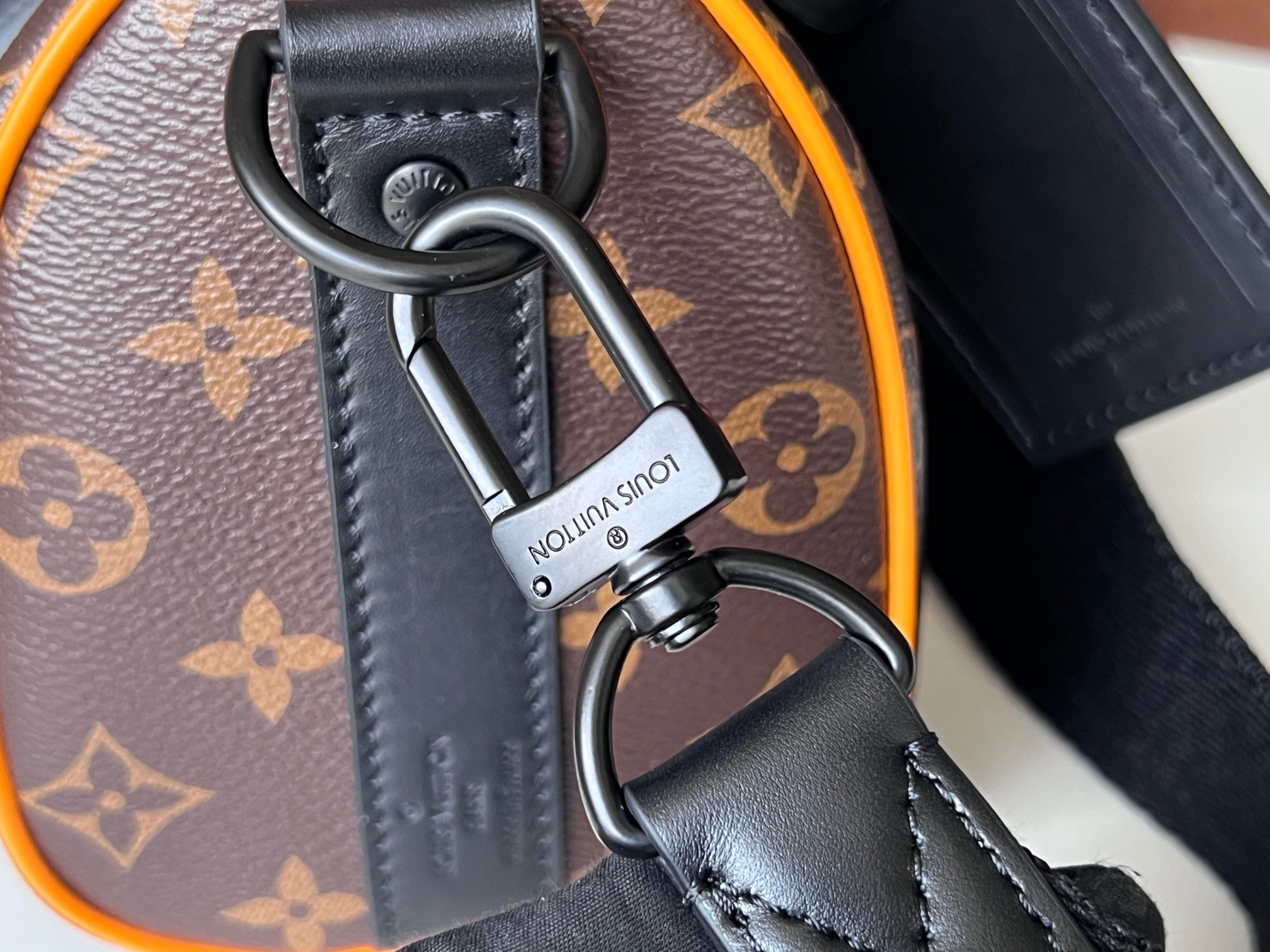 Louis Vuitton Keepall Bandoulière 25 M46687 9.8 x 5.9 x 4.3 inches