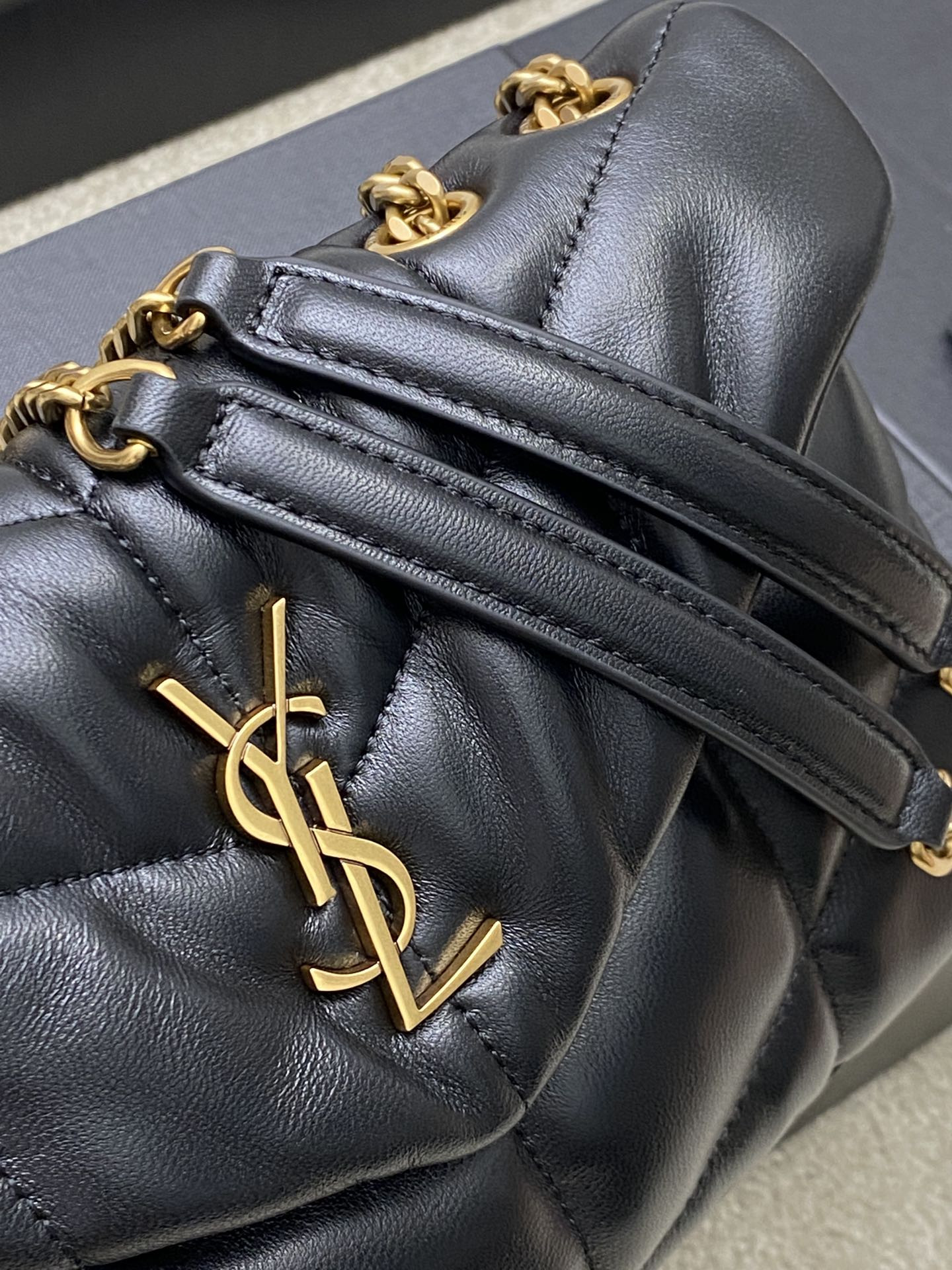 YSL PUFFER IN LEATHER BLACK 23 X 15.5 X 5.8 CM