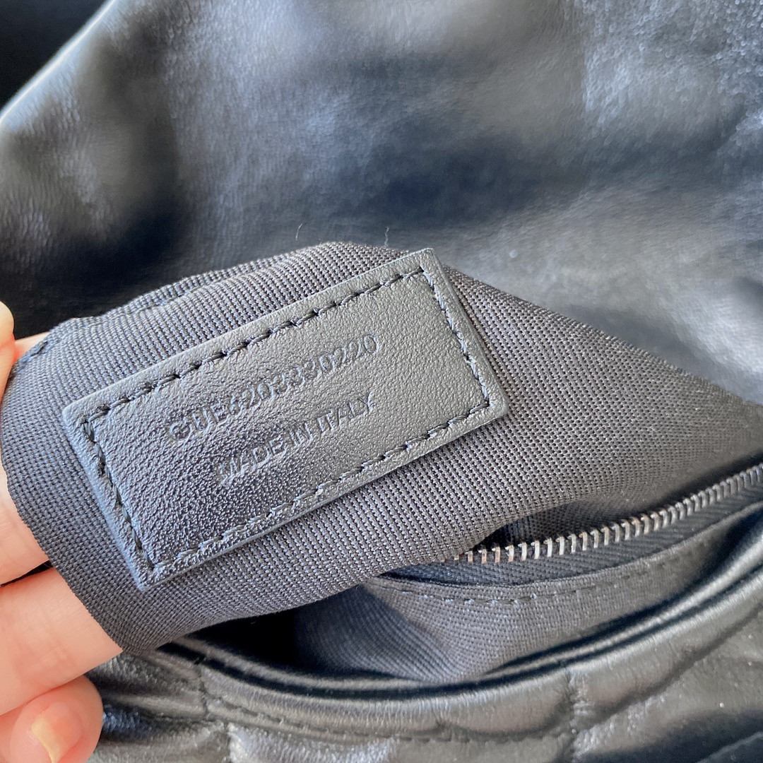 YSL PUFFER IN LEATHER NAVY 23 X 15.5 X 5.8 CM