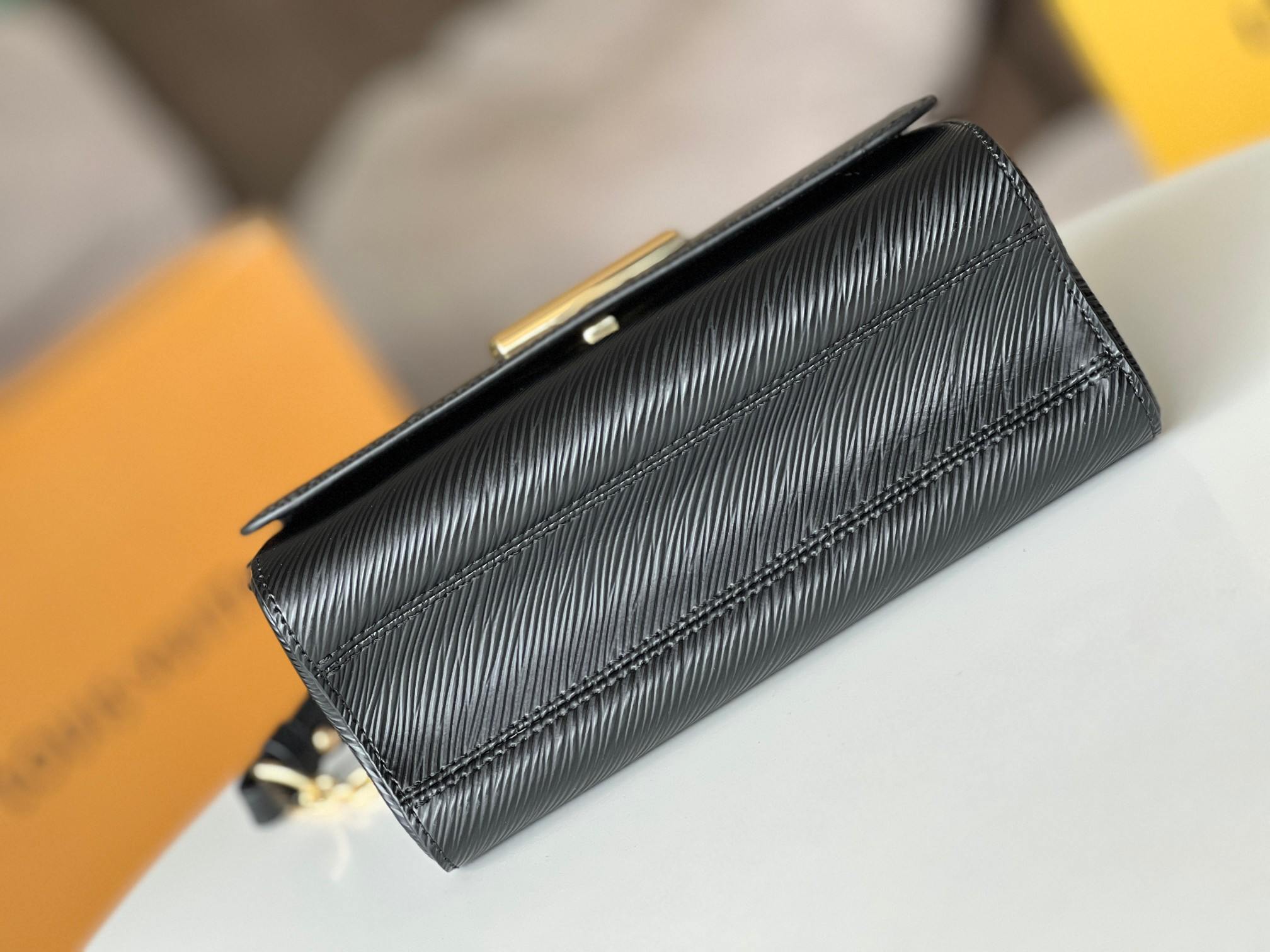 LOUIS VUITTON M21113 Twist MM 9.1 x 6.7 x 3.7 inches