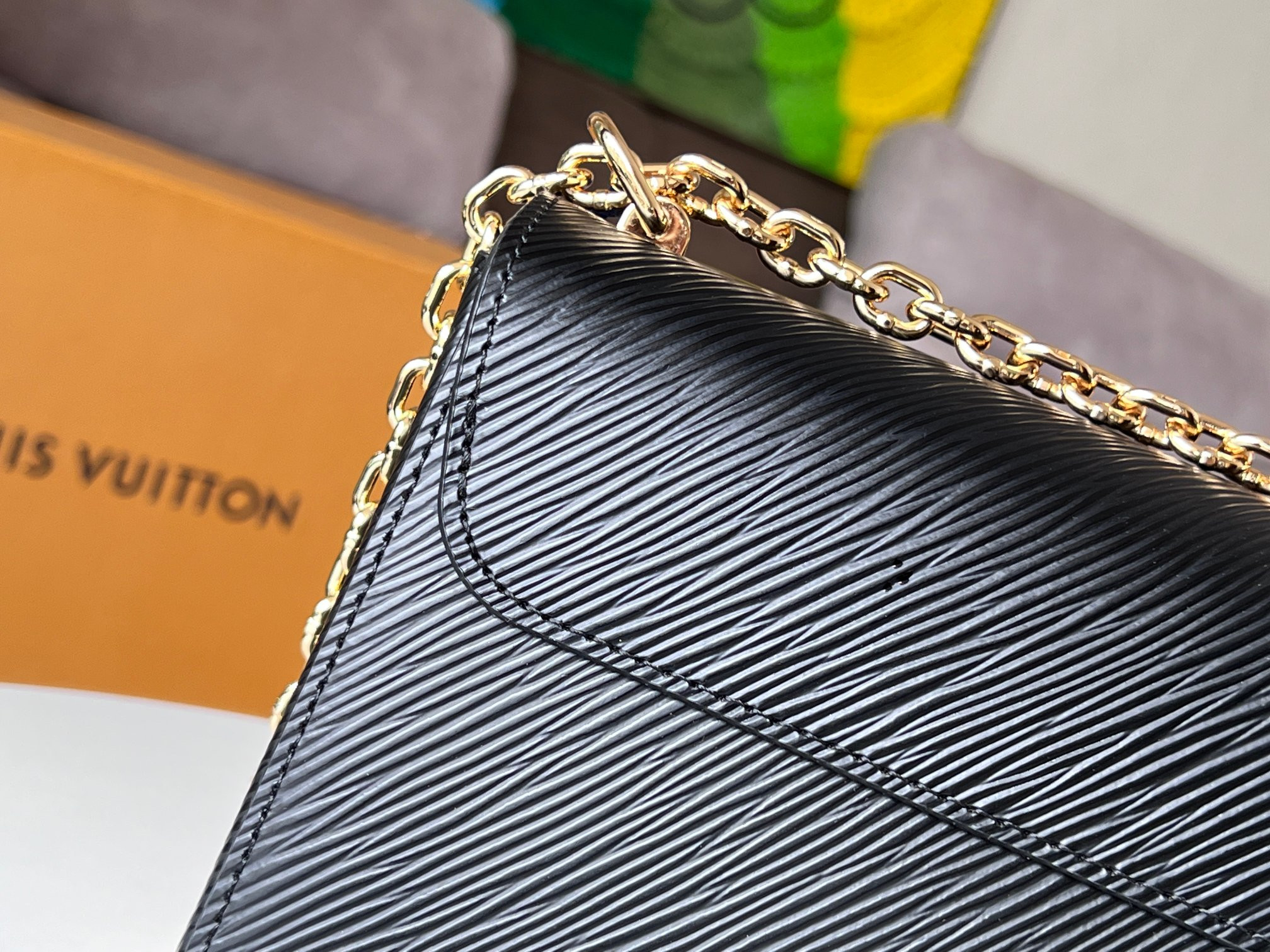 LOUIS VUITTON M21113 Twist MM 9.1 x 6.7 x 3.7 inches