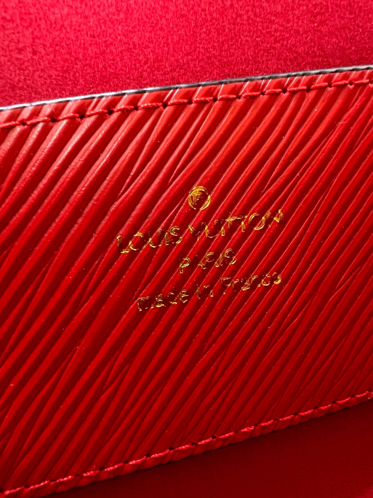 LOUIS VUITTON Twist MM Red 9.1 x 6.7 x 3.7 inches