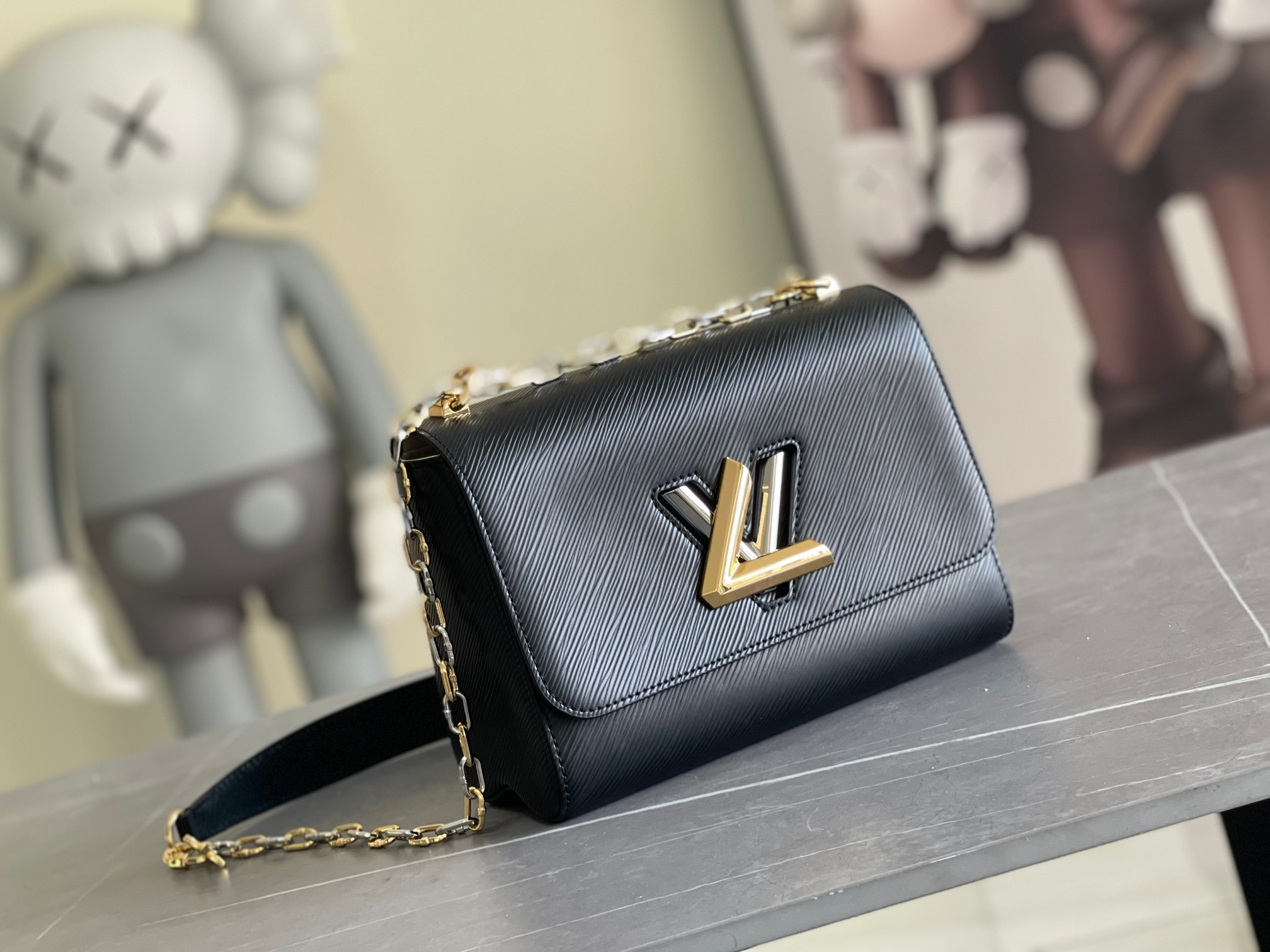 LOUIS VUITTON M21025 Twist MM 9.1 x 6.7 x 3.7 inches