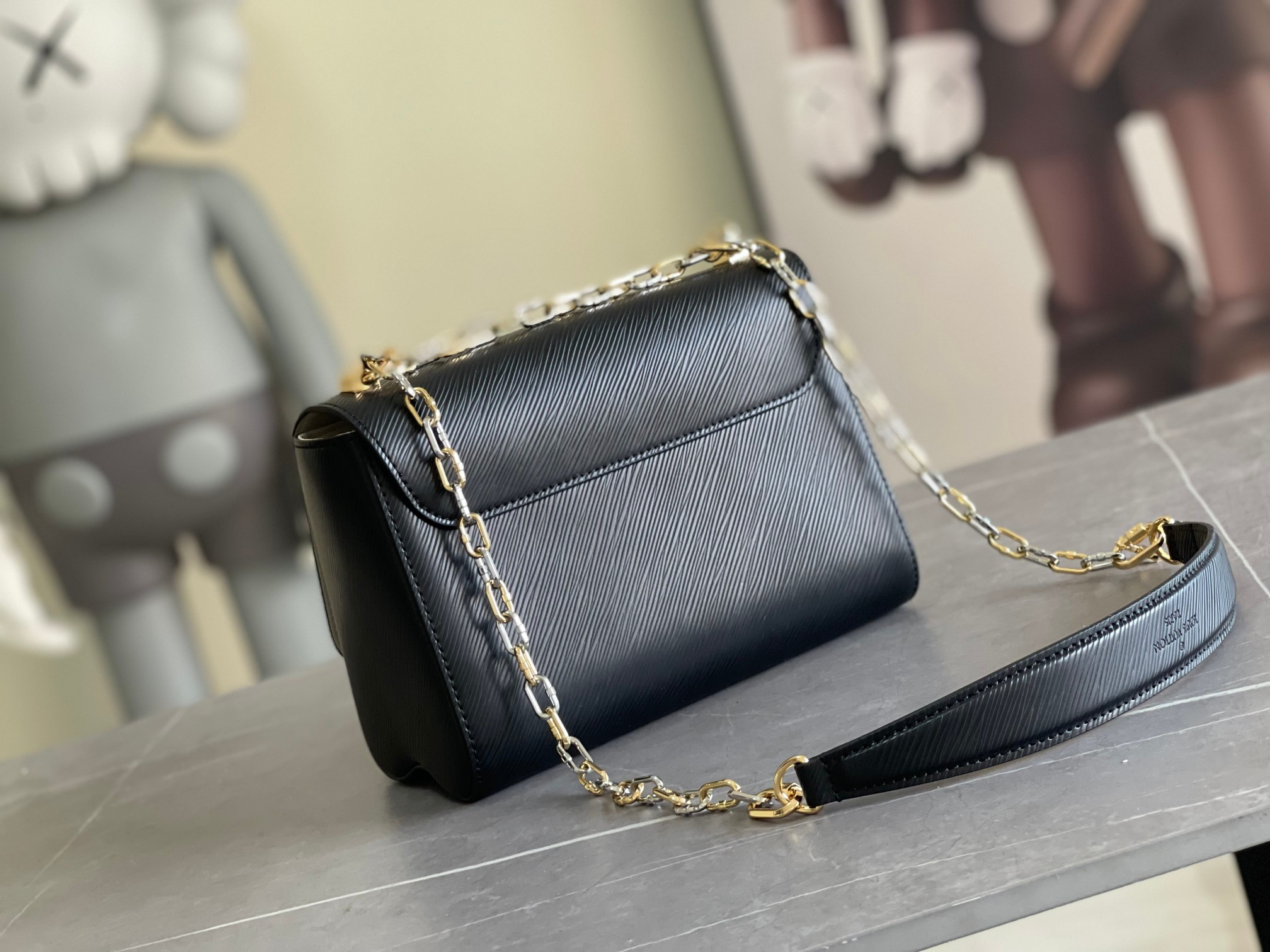 LOUIS VUITTON M21025 Twist MM 9.1 x 6.7 x 3.7 inches