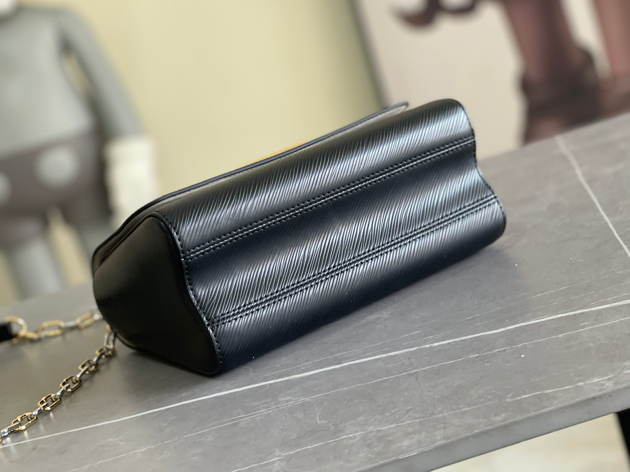 LOUIS VUITTON M21025 Twist MM 9.1 x 6.7 x 3.7 inches