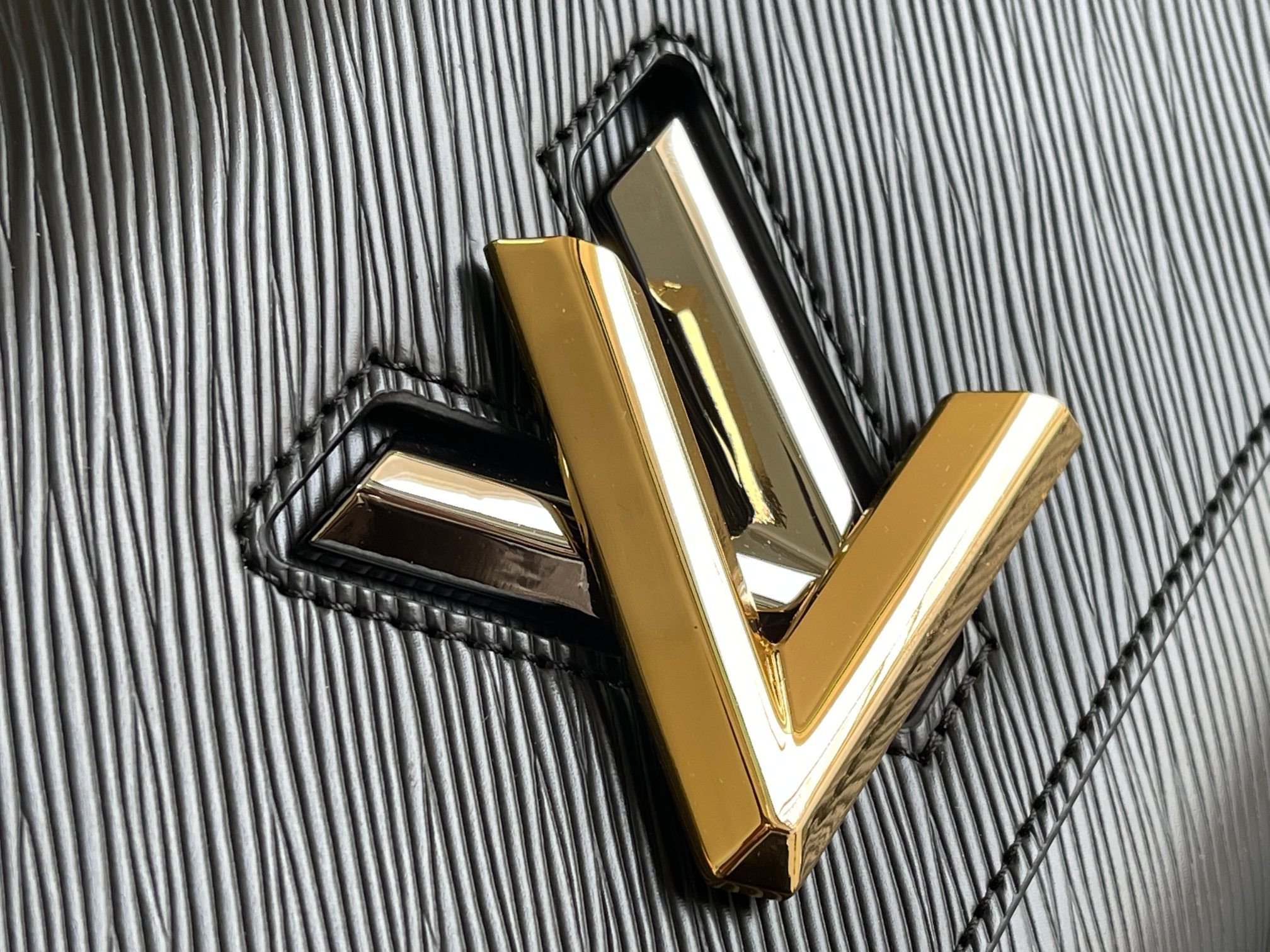 LOUIS VUITTON M21025 Twist MM 9.1 x 6.7 x 3.7 inches