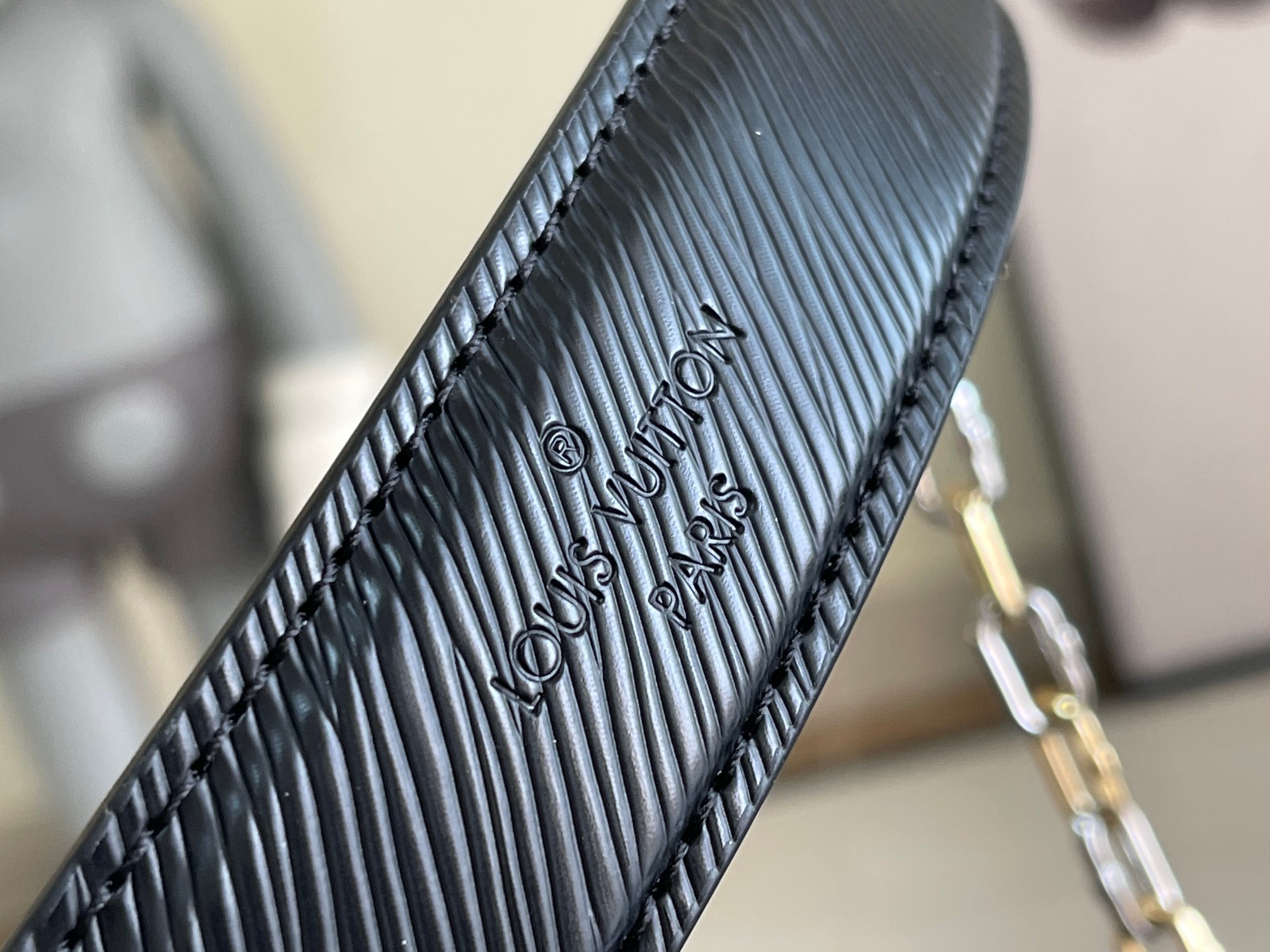 LOUIS VUITTON M21025 Twist MM 9.1 x 6.7 x 3.7 inches