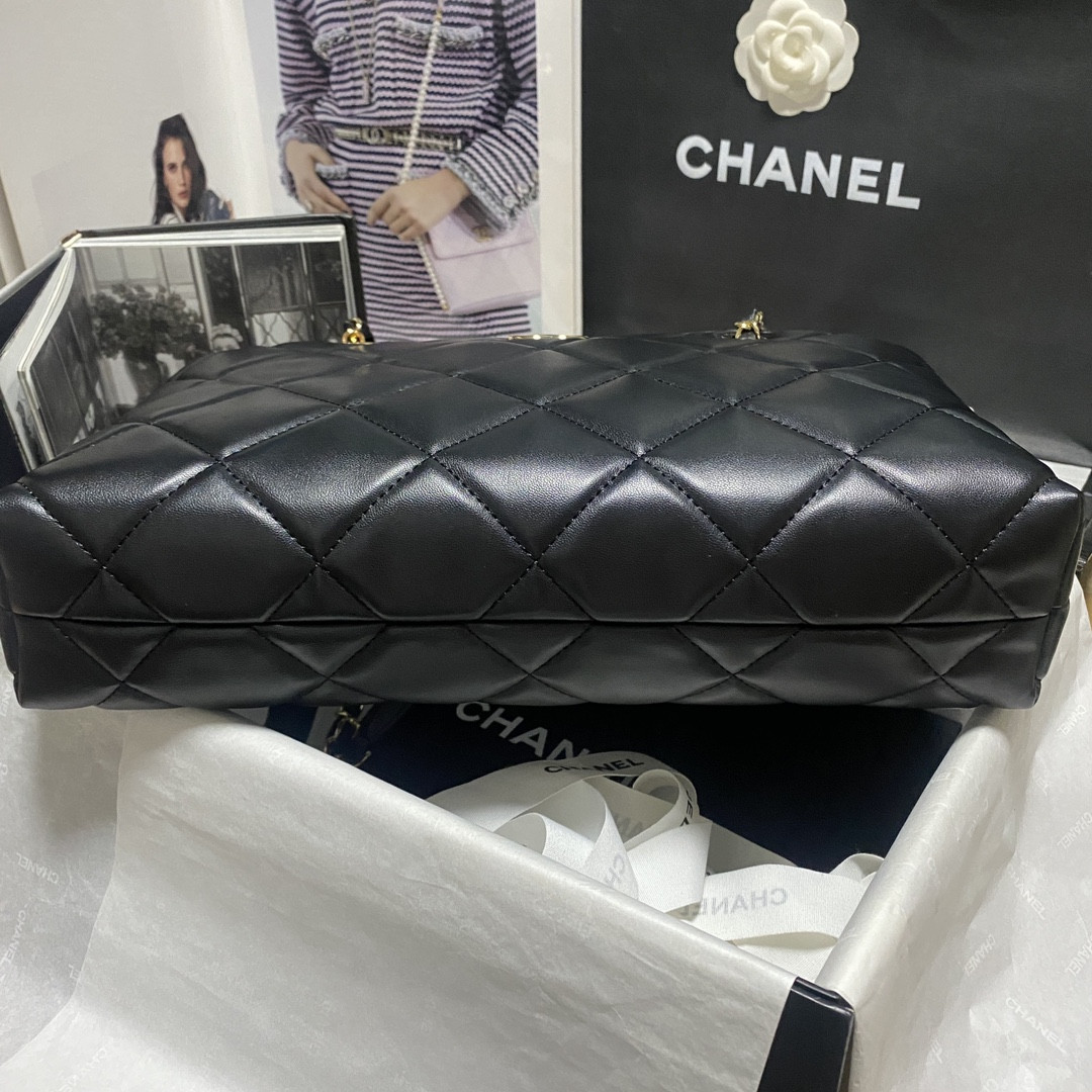Chanel Shiny Leather Large Shopper Tote Black 33×21×7.5 cm