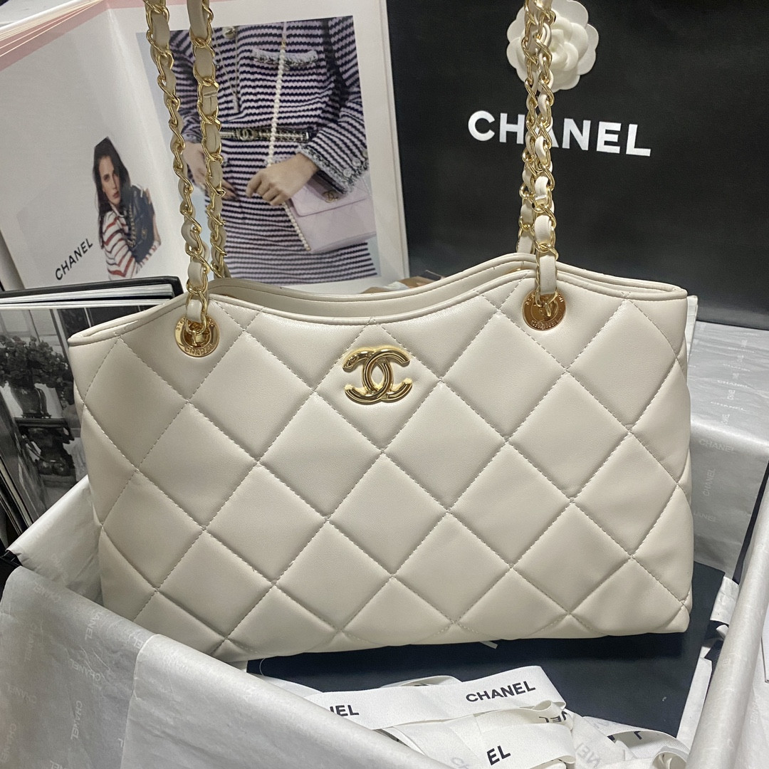 Chanel Shiny Leather Large Shopper Tote White 33×21×7.5 cm