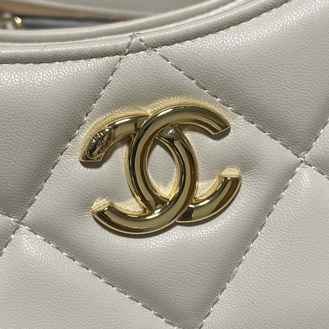 Chanel Shiny Leather Large Shopper Tote White 33×21×7.5 cm