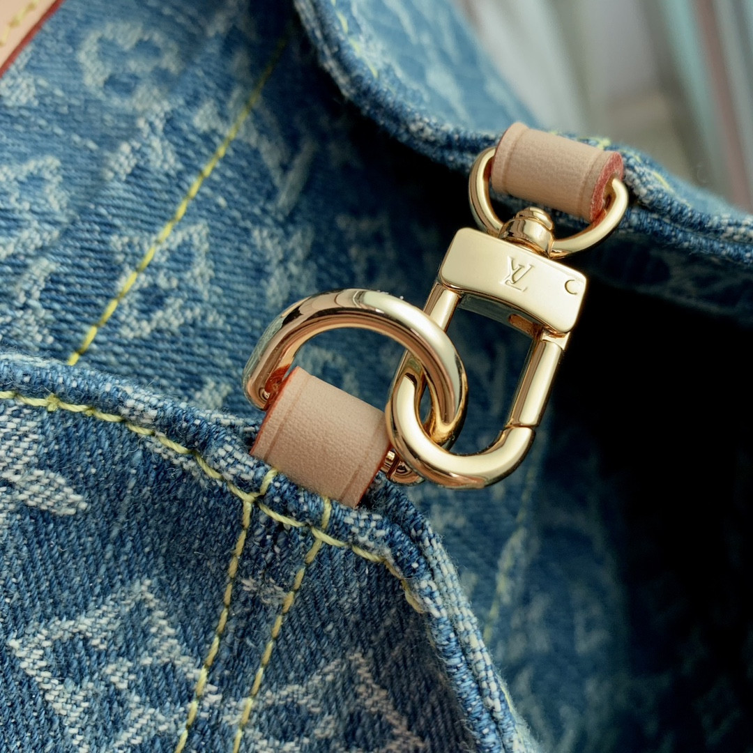 LOUIS VUITTON M46836 Venice 9.4 x 10.2 x 2.8 inches