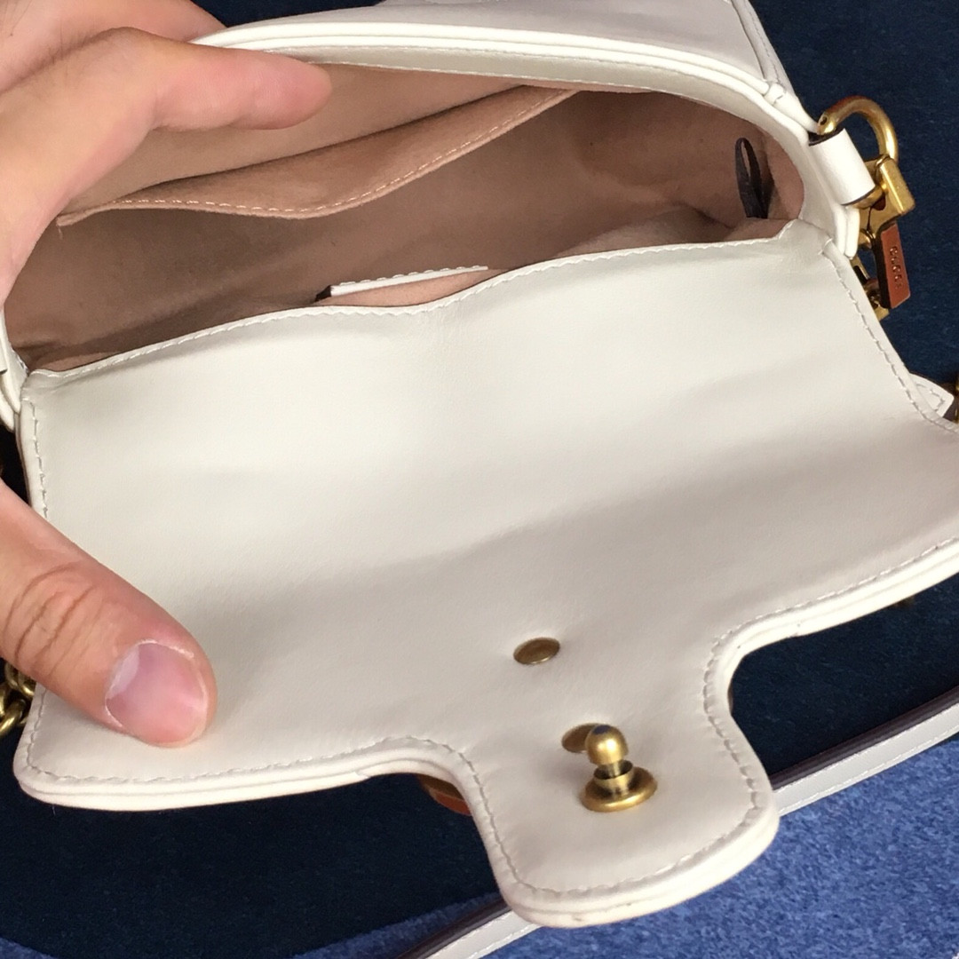 GUCCI GG MARMONT MATELASSÉ MINI BAG WHITE  8.5"W x 5"H x 2.5"D