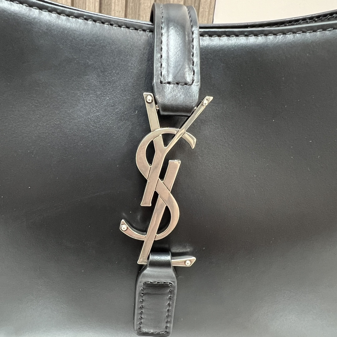 YSL LE 5 À 7 IN SMOOTH LEATHER NOIR SILVER 9 X 6.3 X 2.5 INCHES