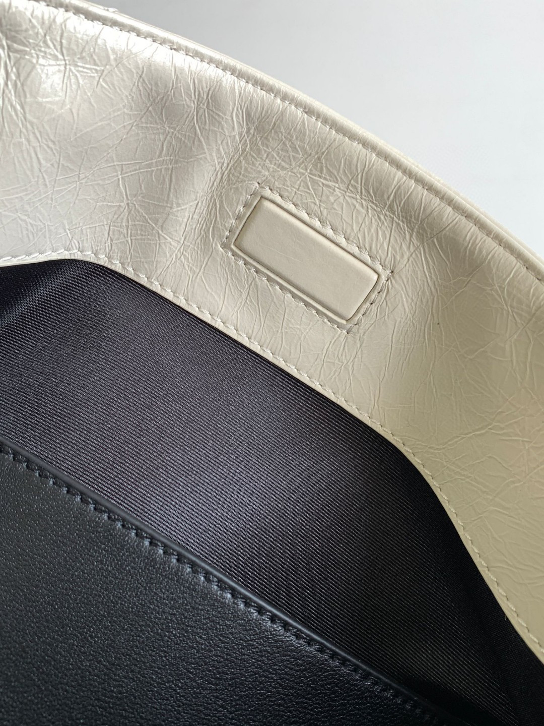 YSL NIKI SHOPPING IN VINTAGE LEATHER WHITE 12.9 X 10.6 X 4.5 INCHES