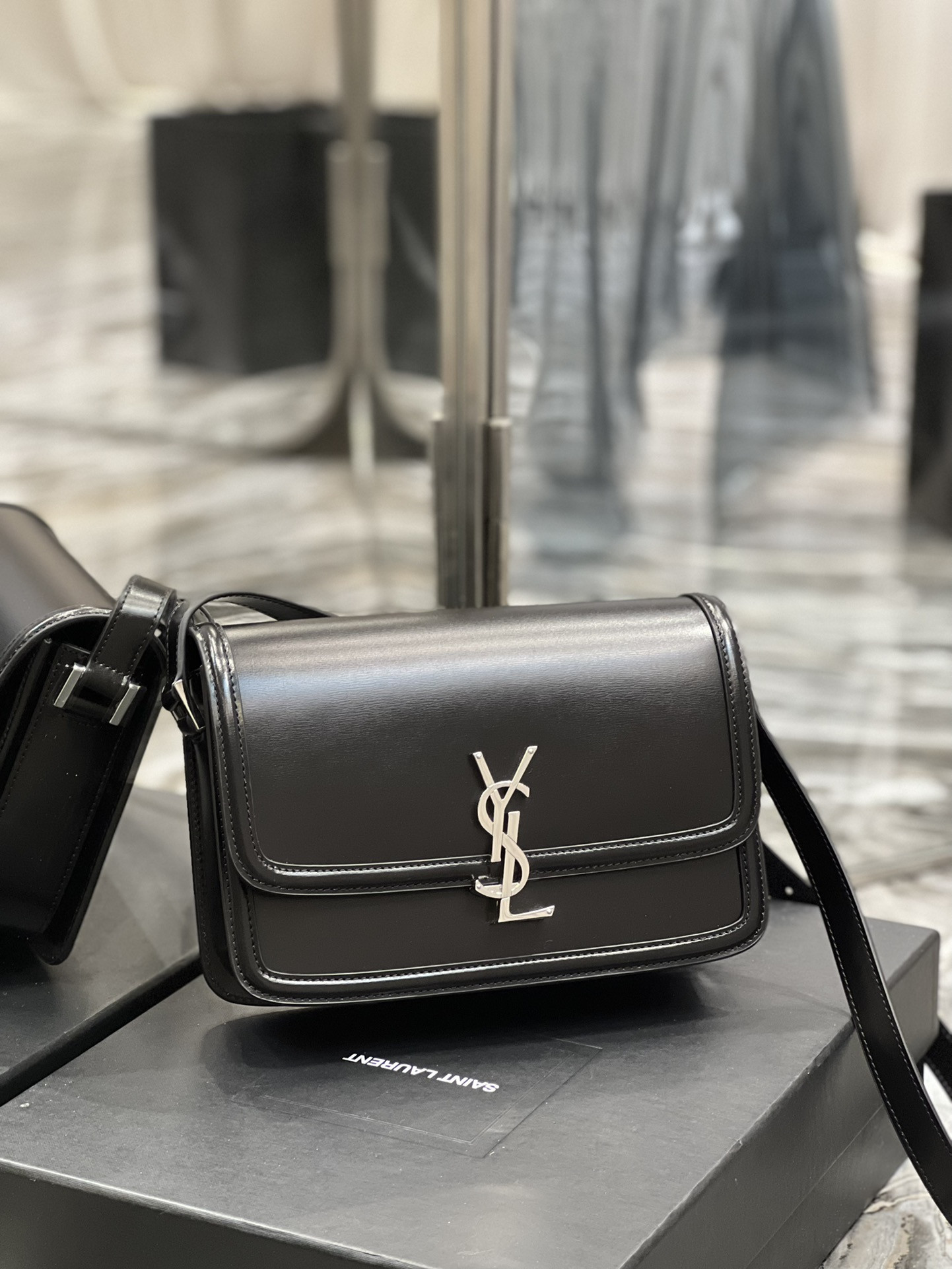 YSL SOLFERINO MEDIUM IN GLAZED LEATHER BLACK 9.1 X 6.3 X 2.4 INCHES
