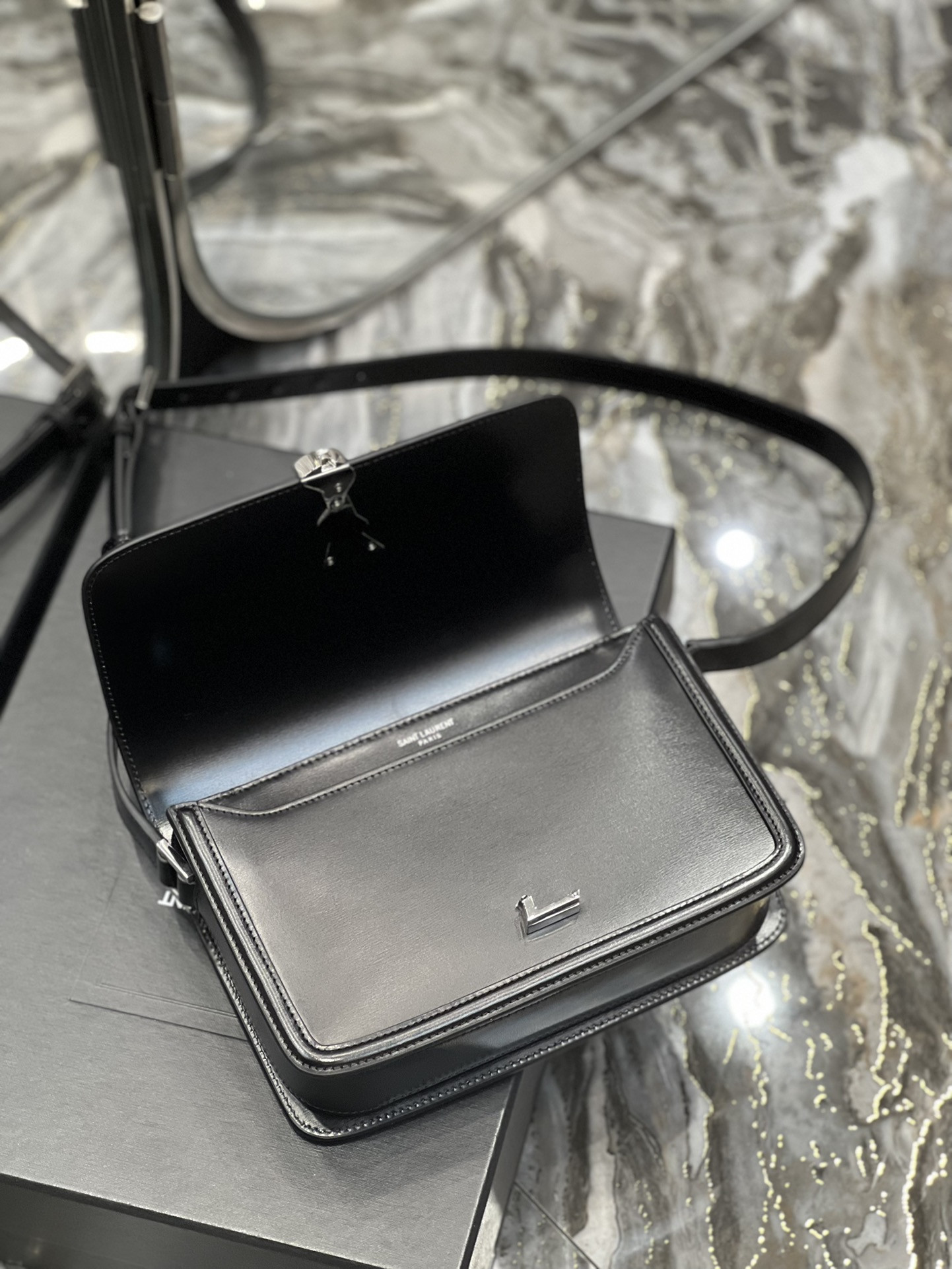 YSL SOLFERINO MEDIUM IN GLAZED LEATHER BLACK 9.1 X 6.3 X 2.4 INCHES