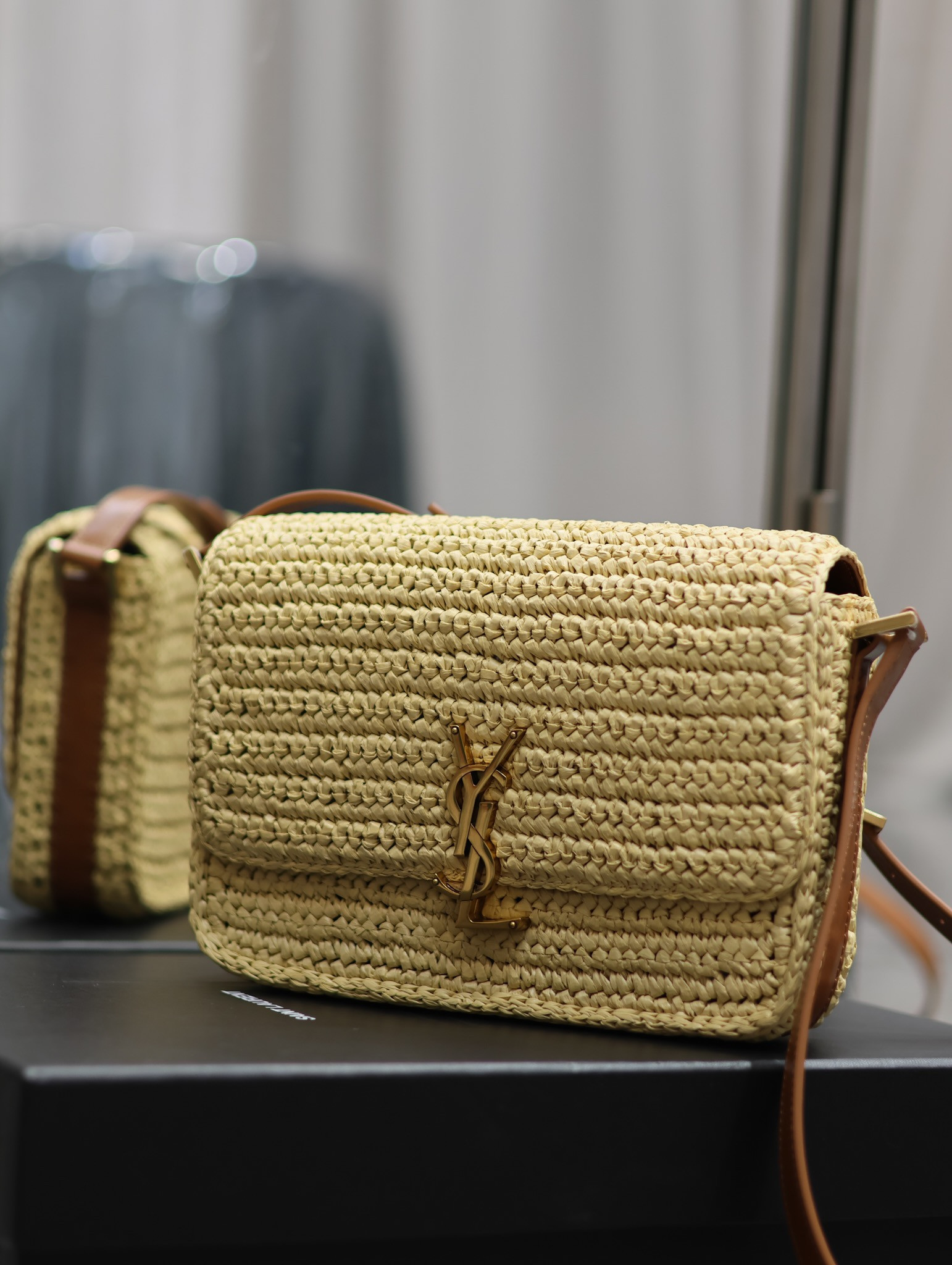 YSL SOLFERINO MEDIUM IN RAFFIA AND VEGETABLE-TANNED LEATHER NATUREL AND BRICK 9.1 X 6.3 X 2.4 INCHES