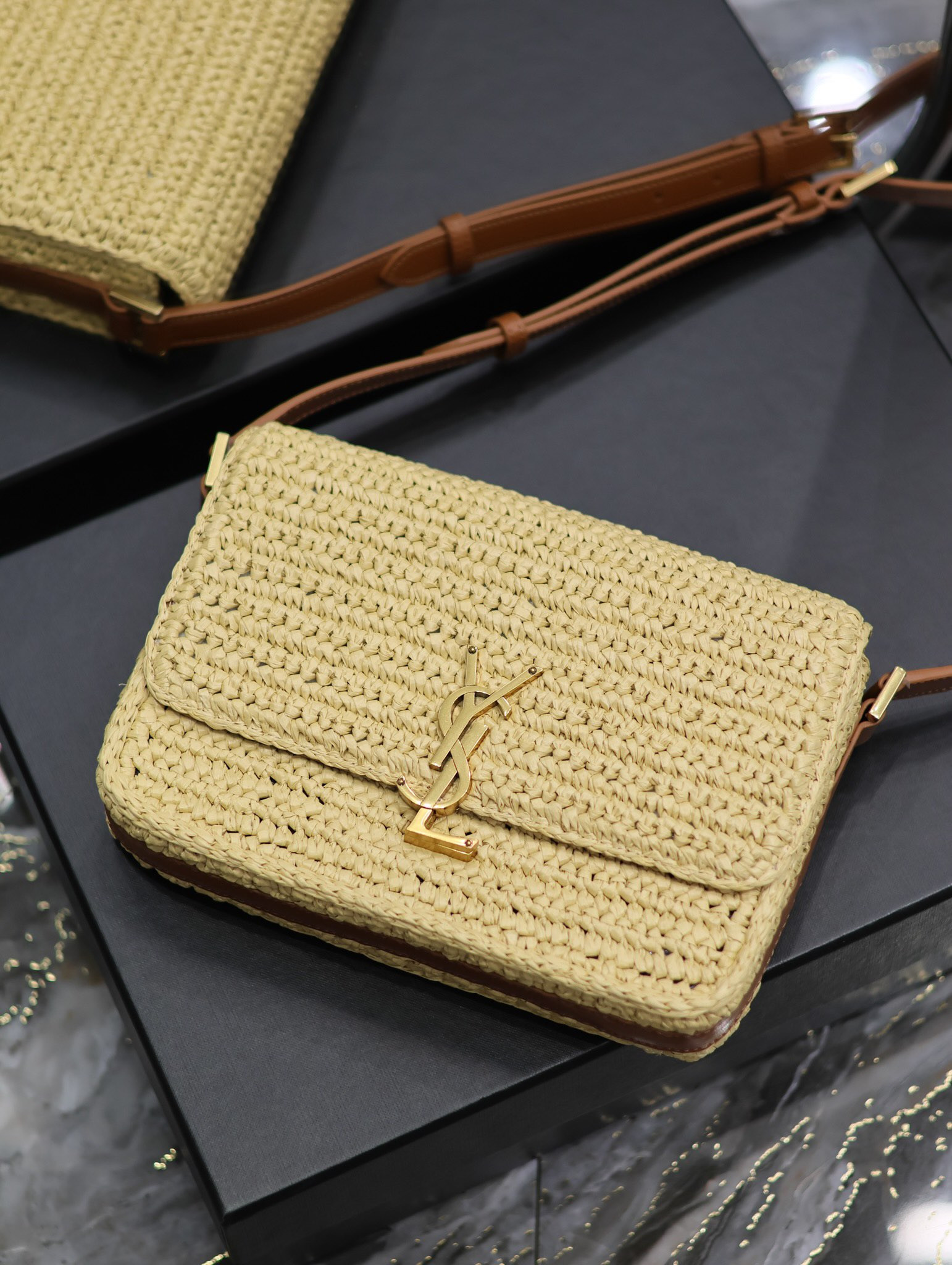 YSL SOLFERINO MEDIUM IN RAFFIA AND VEGETABLE-TANNED LEATHER NATUREL AND BRICK 9.1 X 6.3 X 2.4 INCHES
