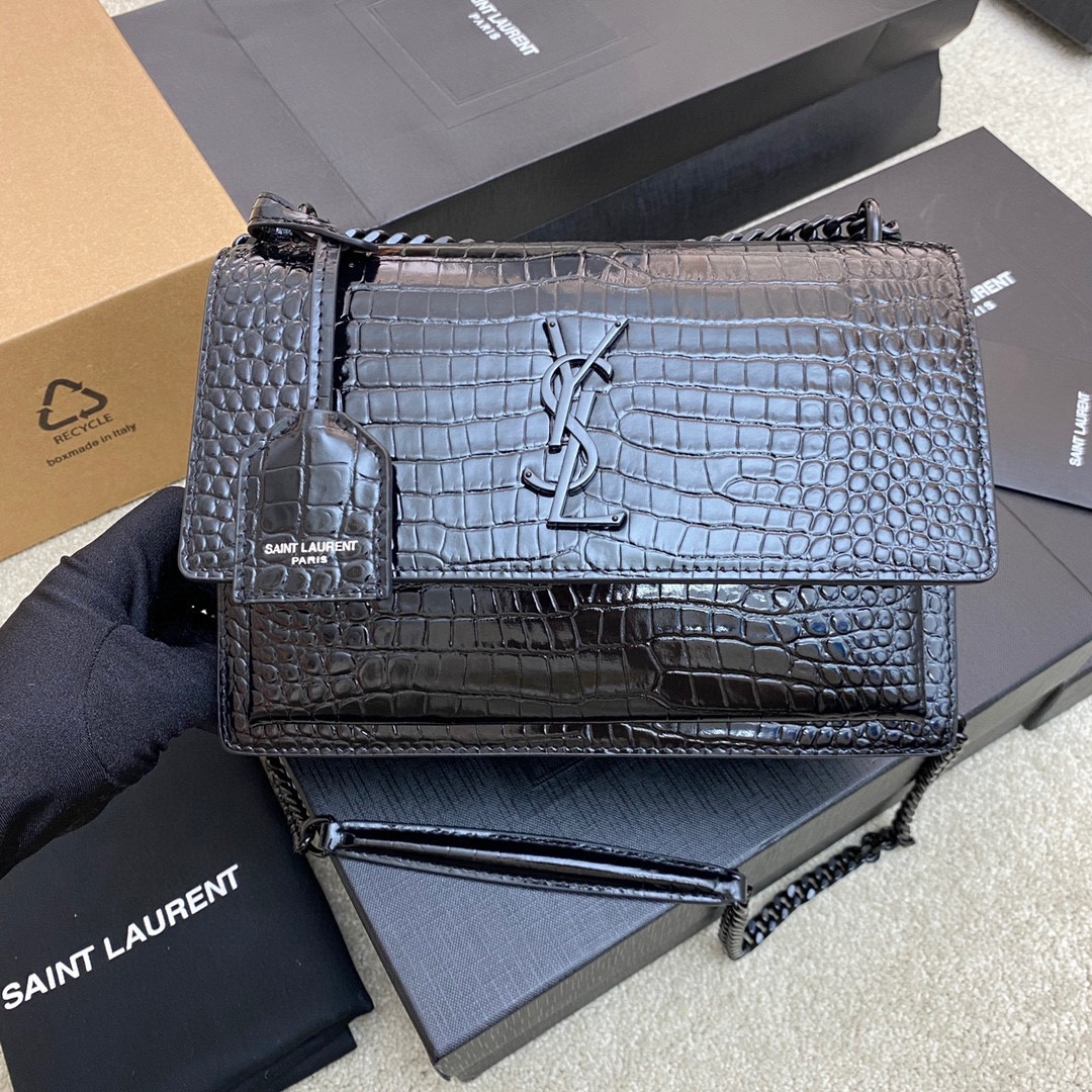YSL SUNSET MEDIUM IN CROCODILE-EMBOSSED LEATHER NOIR 8 X 6.2 X 2.5 INCHES