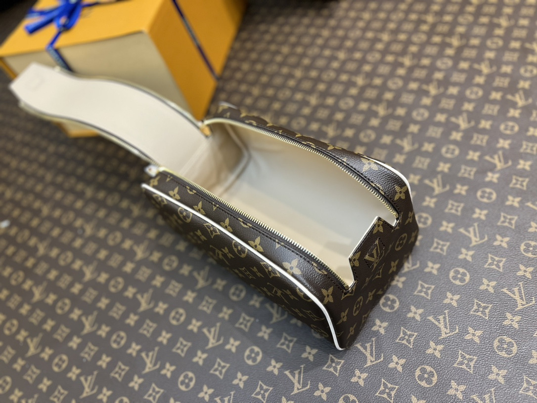 Louis Vuitton M44494 Dopp Kit Toilet Pouch 28 x 15 x 16.5 cm