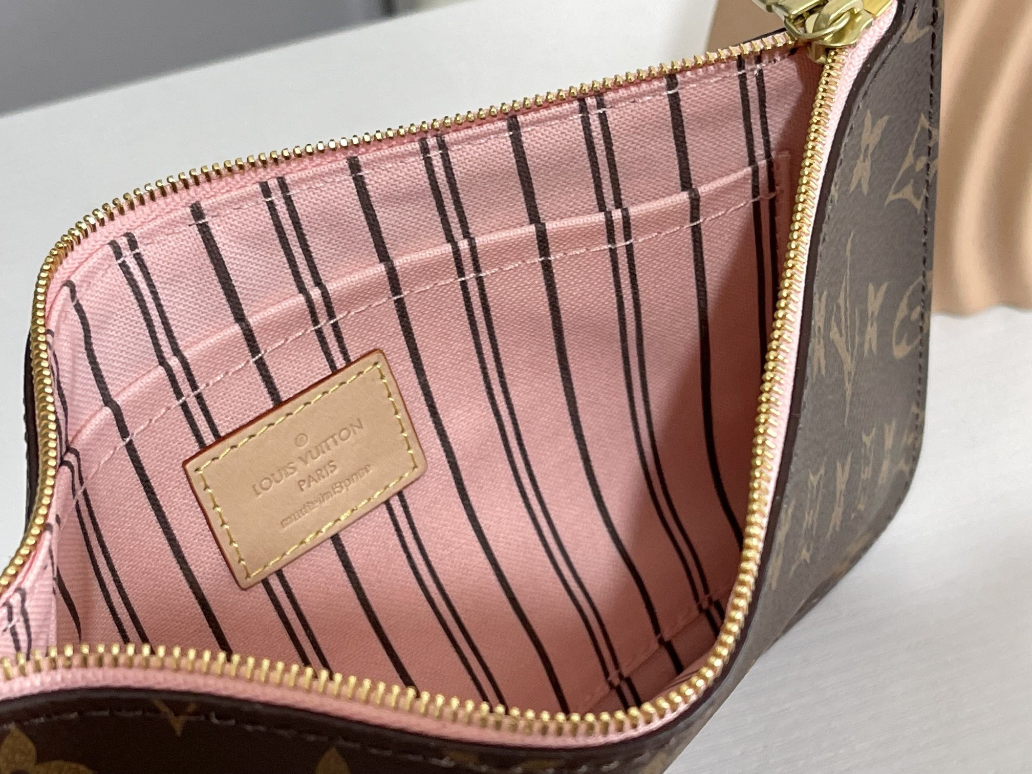 Louis Vuitton M40995 Neverfull MM 12.6 x 11.4 x 6.7 inches Without Box