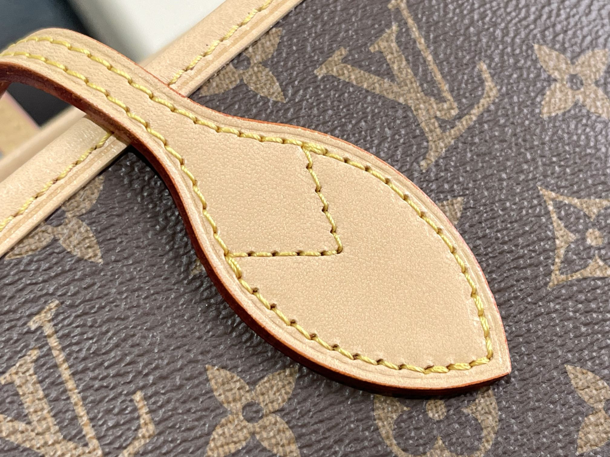 Louis Vuitton M41178  Neverfull MM 12.6 x 11.4 x 6.7 inches Without Box