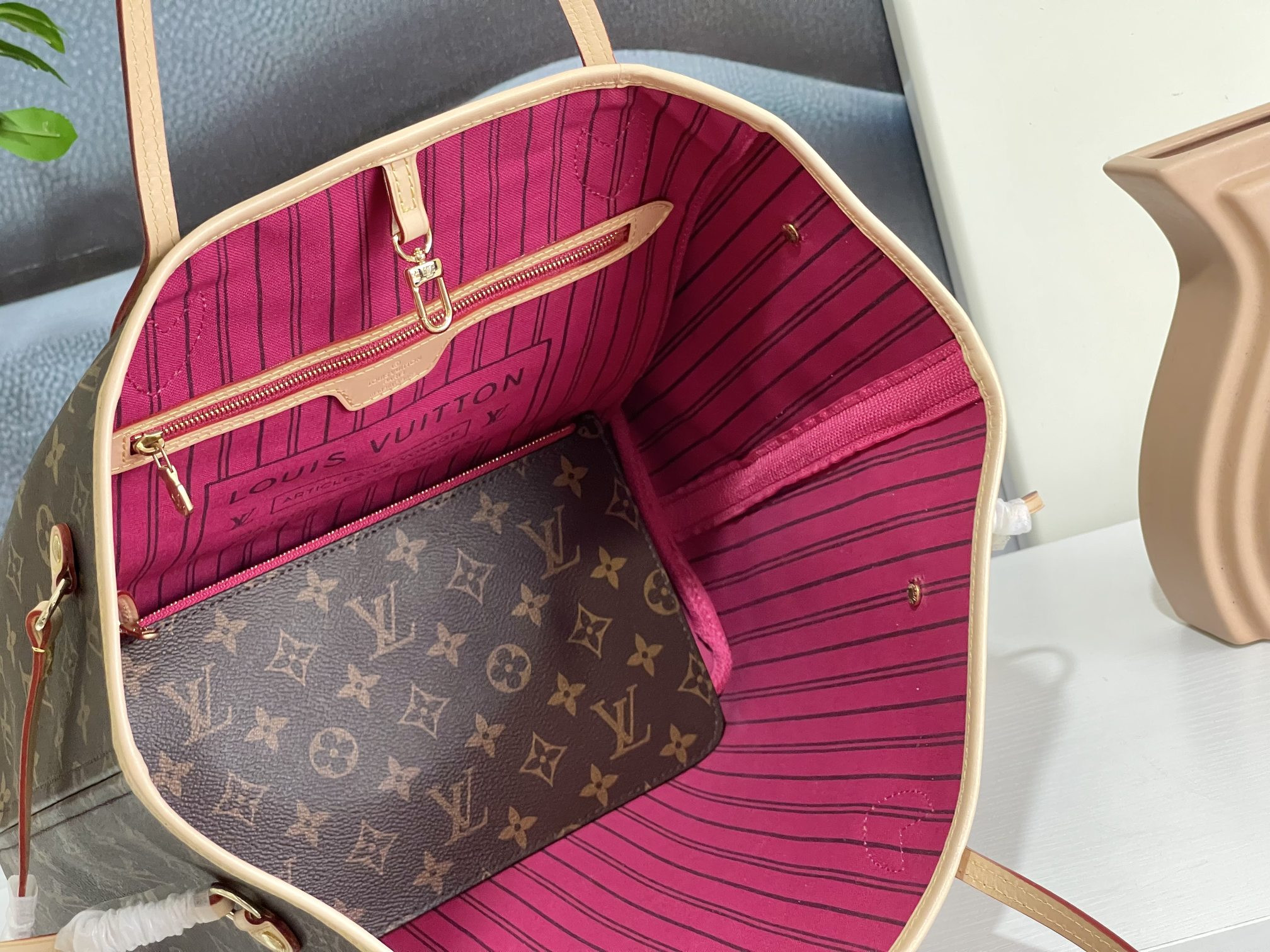 Louis Vuitton M41178  Neverfull MM 12.6 x 11.4 x 6.7 inches Without Box