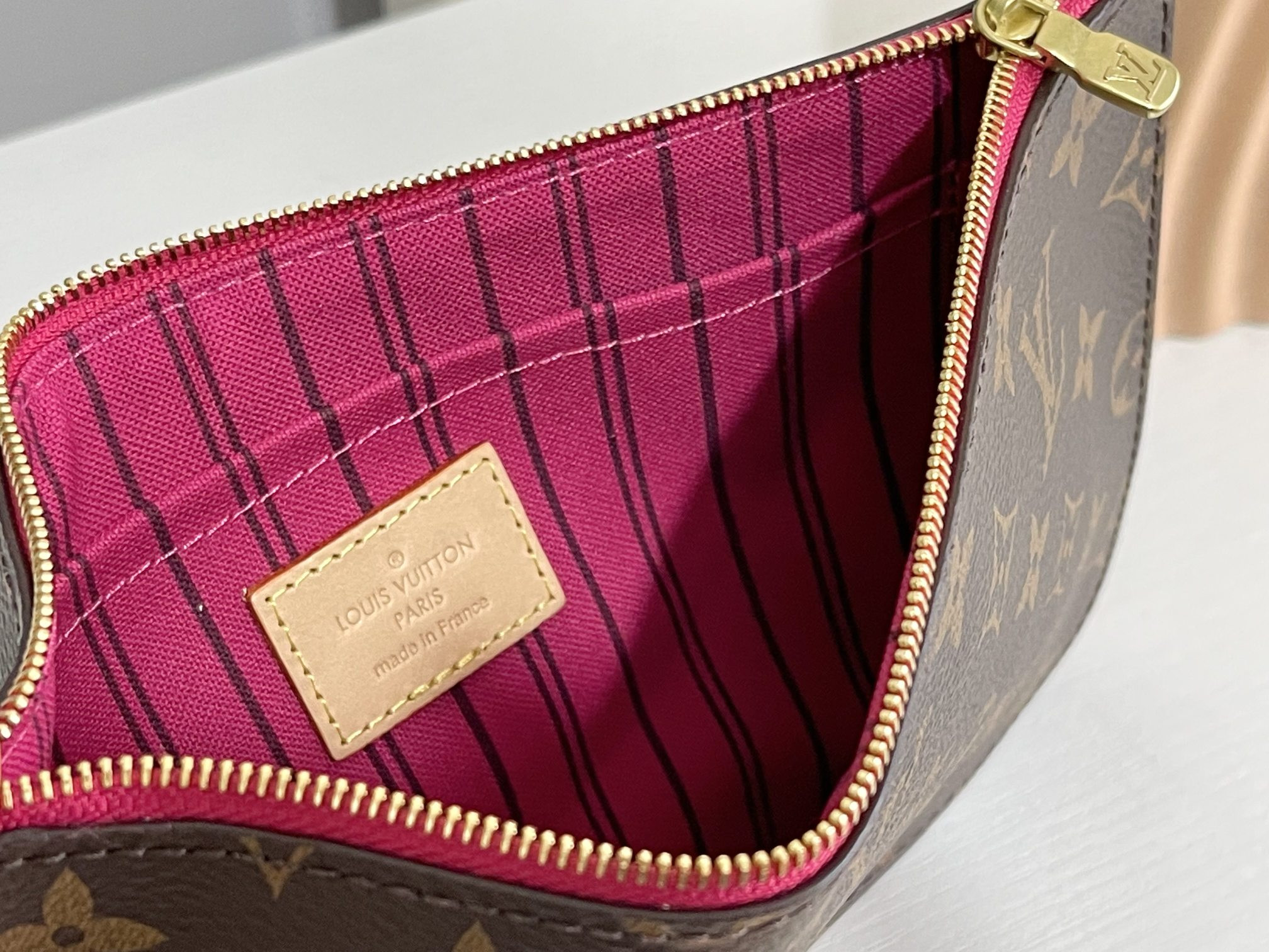 Louis Vuitton M41178  Neverfull MM 12.6 x 11.4 x 6.7 inches Without Box