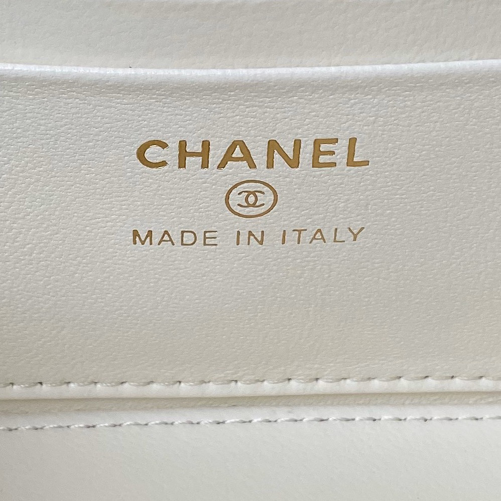 CHANEL 24P CHAIN LEATHER SQUARE BOX SHOULDER BAG WHITE 16x10x8cm