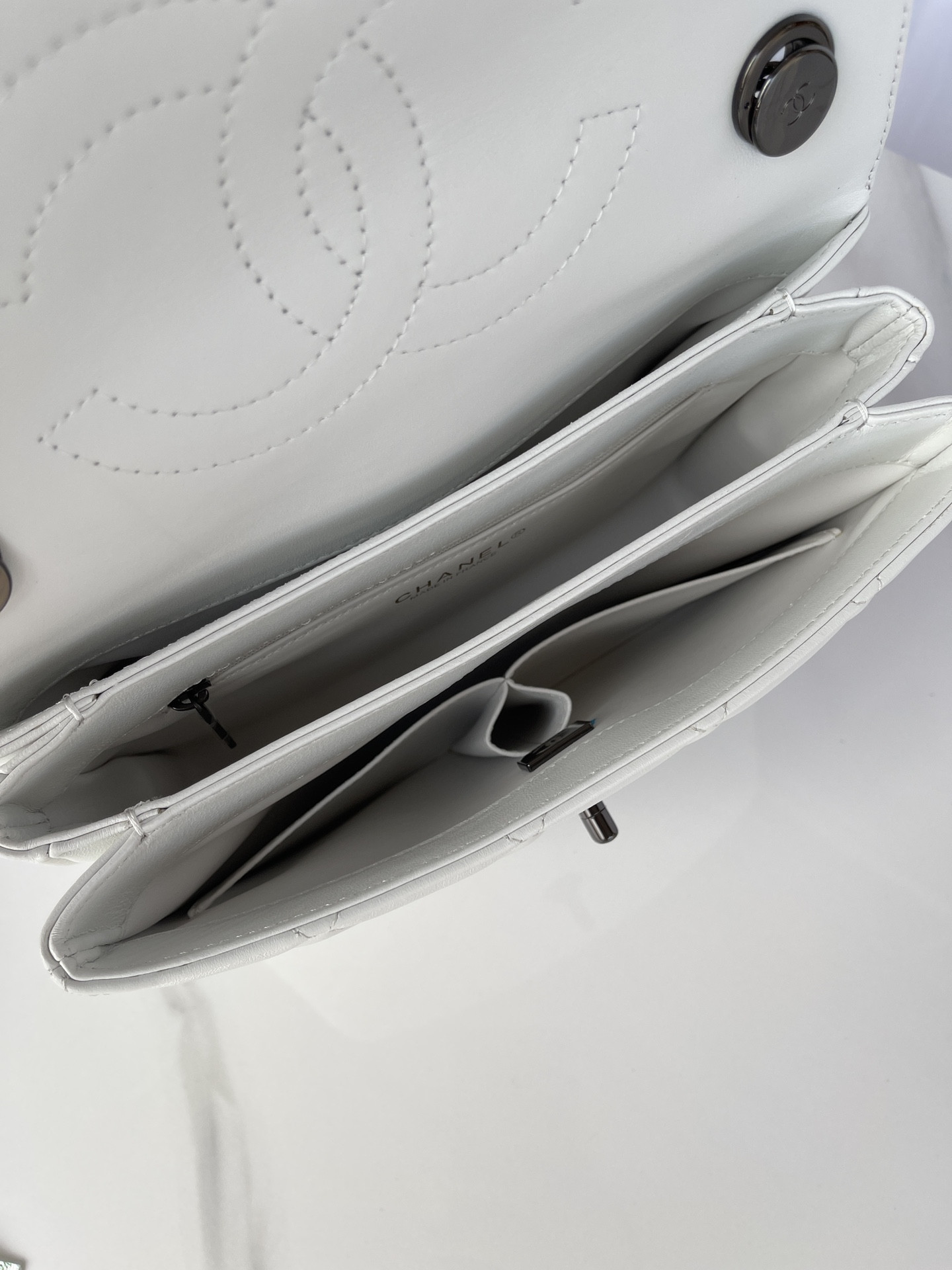 CHANEL FLAP BAG WITH TOP HANDLE WHITE 6.6 × 9.8 × 4.7 in