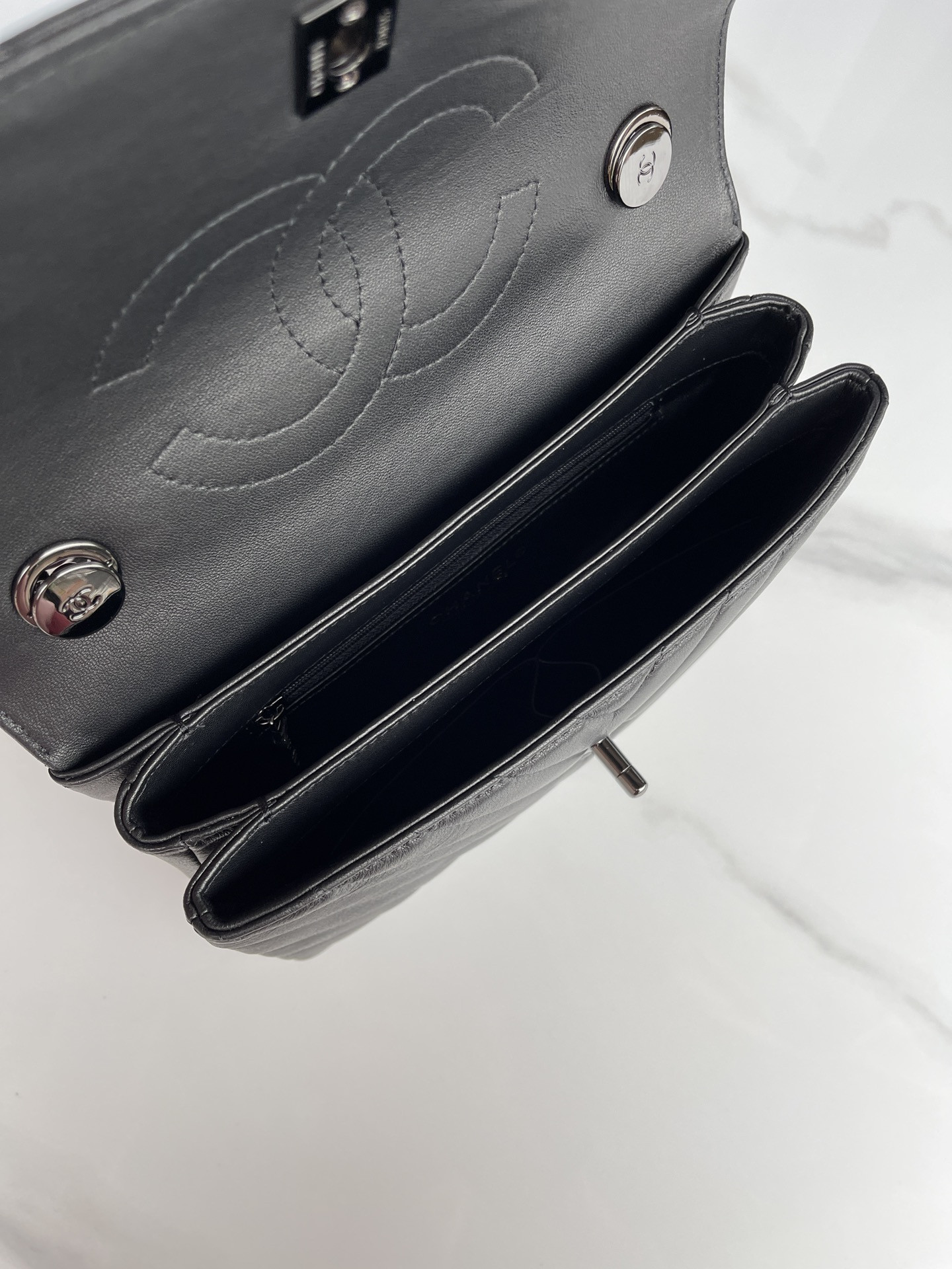 CHANEL FLAP BAG WITH TOP HANDLE 6.6 × 9.8 × 4.7 in