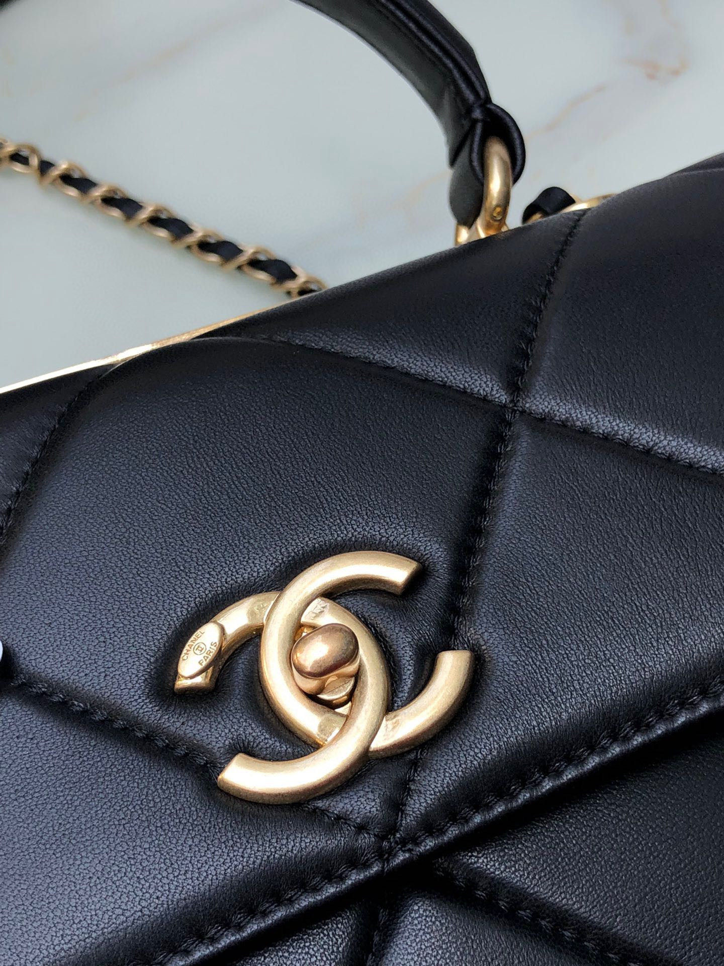 CHANEL FLAP BAG WITH TOP HANDLE 6.6 × 9.8 × 4.7 in