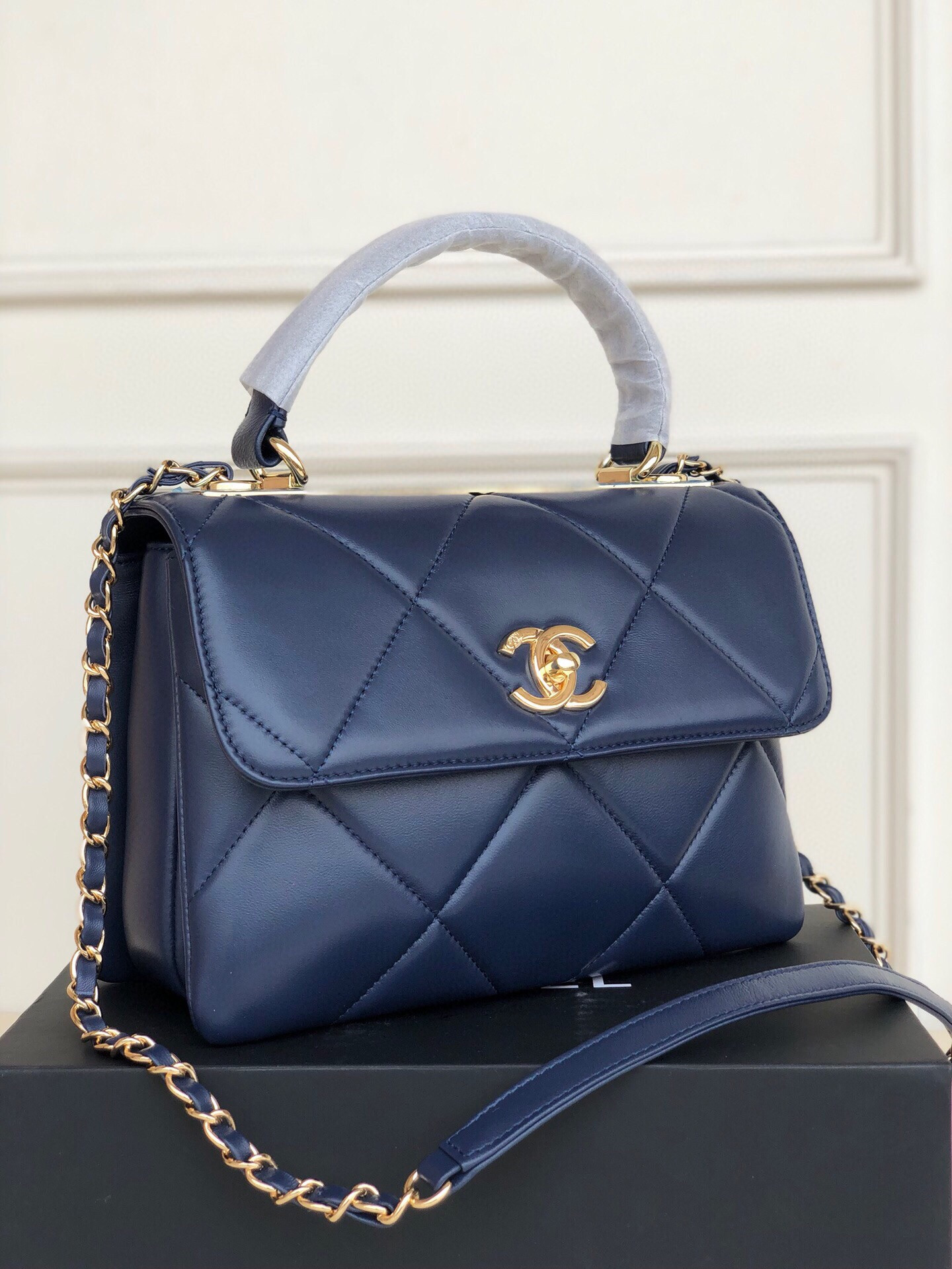 CHANEL FLAP BAG WITH TOP HANDLE 6.6 × 9.8 × 4.7 in