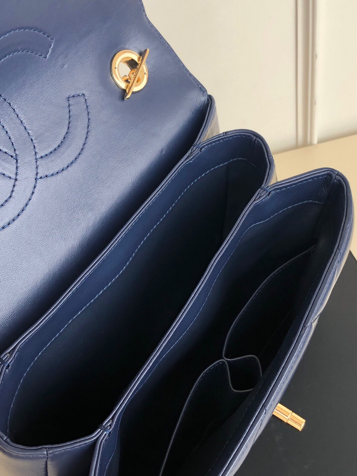 CHANEL FLAP BAG WITH TOP HANDLE 6.6 × 9.8 × 4.7 in