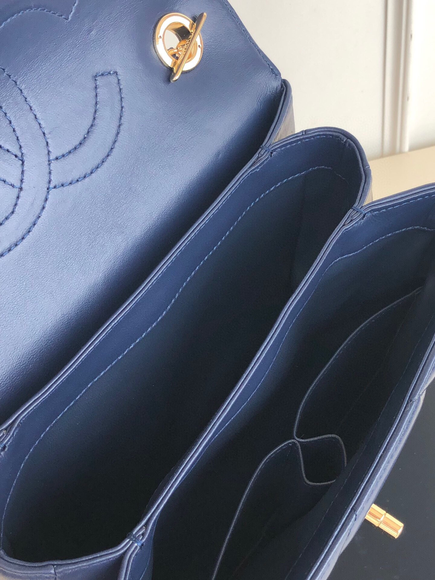 CHANEL FLAP BAG WITH TOP HANDLE 6.6 × 9.8 × 4.7 in