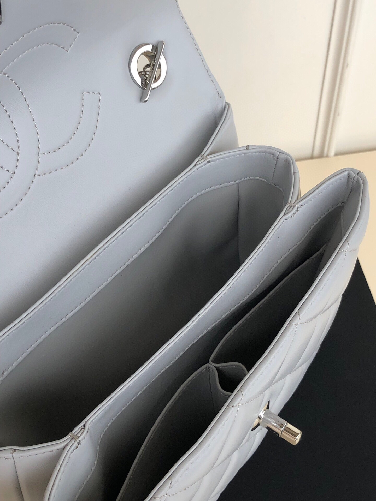 CHANEL FLAP BAG WITH TOP HANDLE 6.6 × 9.8 × 4.7 in